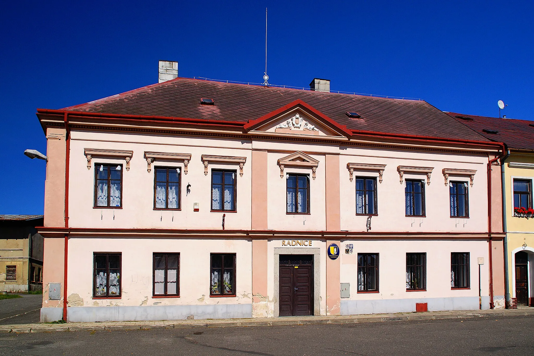 Photo showing: Budova městského úřadu na Mírovém náměstí ve Verneřicích u Děčína.