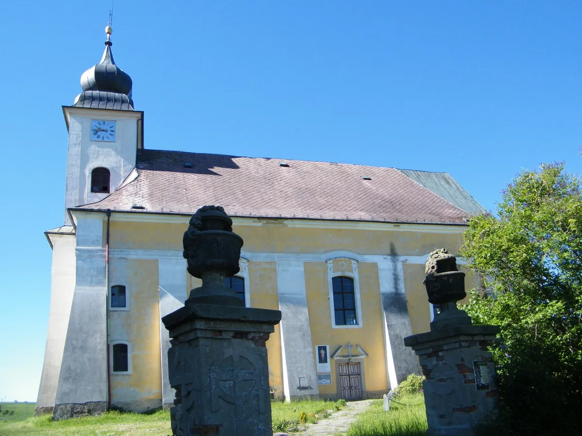 Photo showing: Kostel Navštívení Panny Marie v Lobendavě, jižní stěna