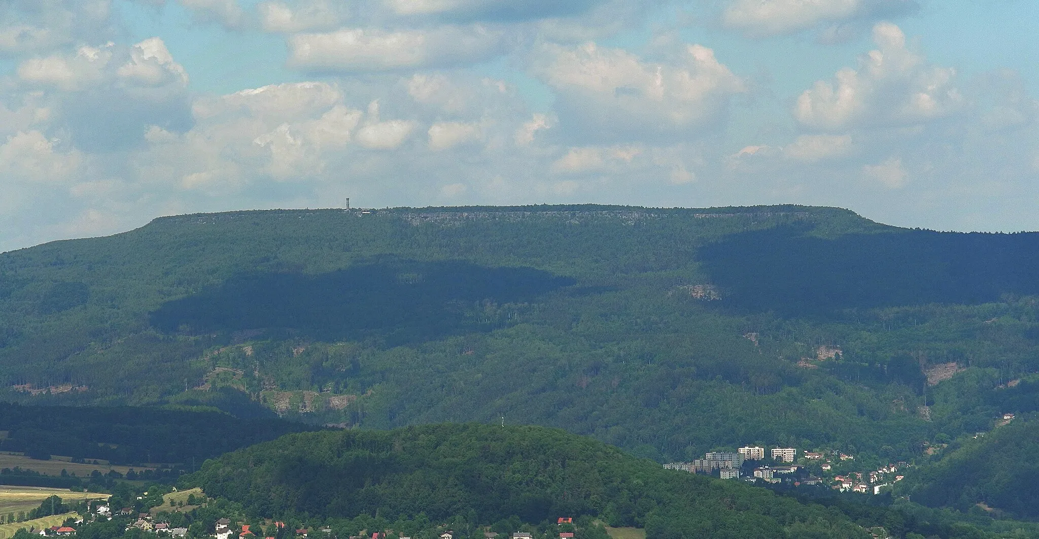 Photo showing: Blick von der Kolmener Kippe (Velký Chlum, 508 m) in Kolmen (Horní Chlum) auf den Hohen Schneeberg (Děčínský Sněžník, 722 m)