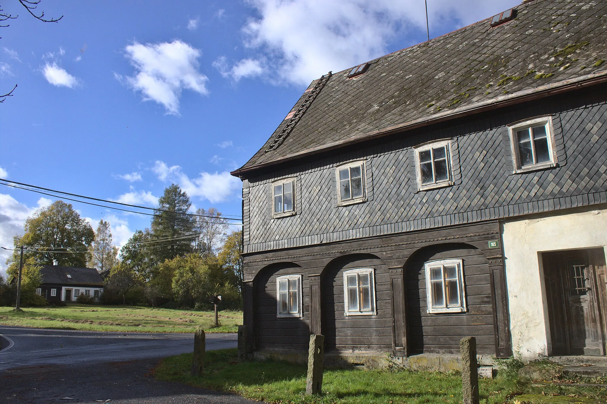 Photo showing: A wooden building in the village of Doubice, Ústí Region, CZ