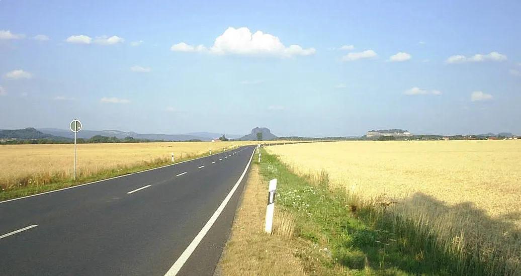 Photo showing: road Bundesstraße 172 southeastern Pirna-Krietzschwitz, Saxony, with view to Lilienstein and Königstein in the summer