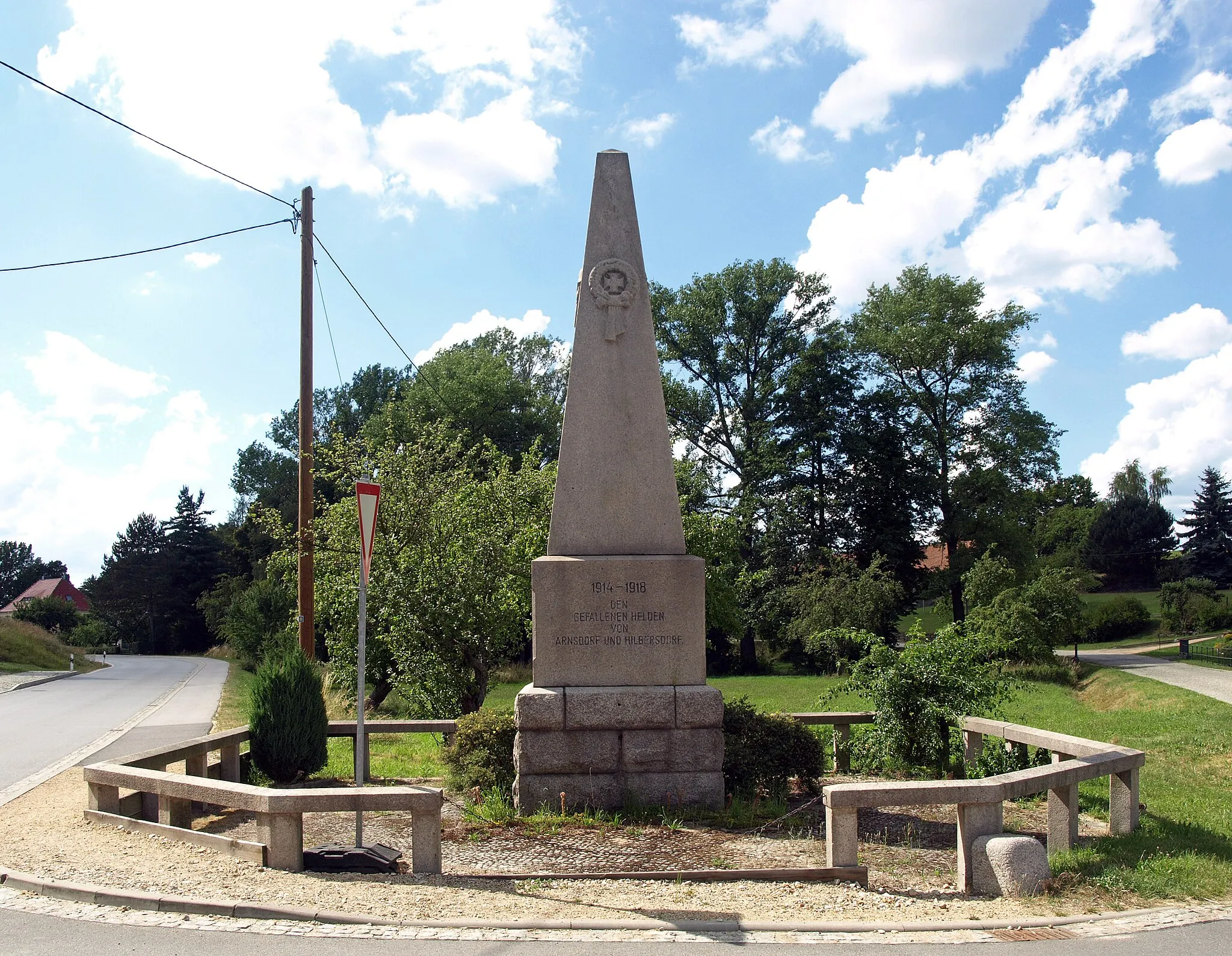 Photo showing: Gefallenendenkmal in Arnsdorf - Inschrift: 1914-1918 DEN GEFALLENEN HELDEN VON ARNSDORF UND HILBERSDORF.
