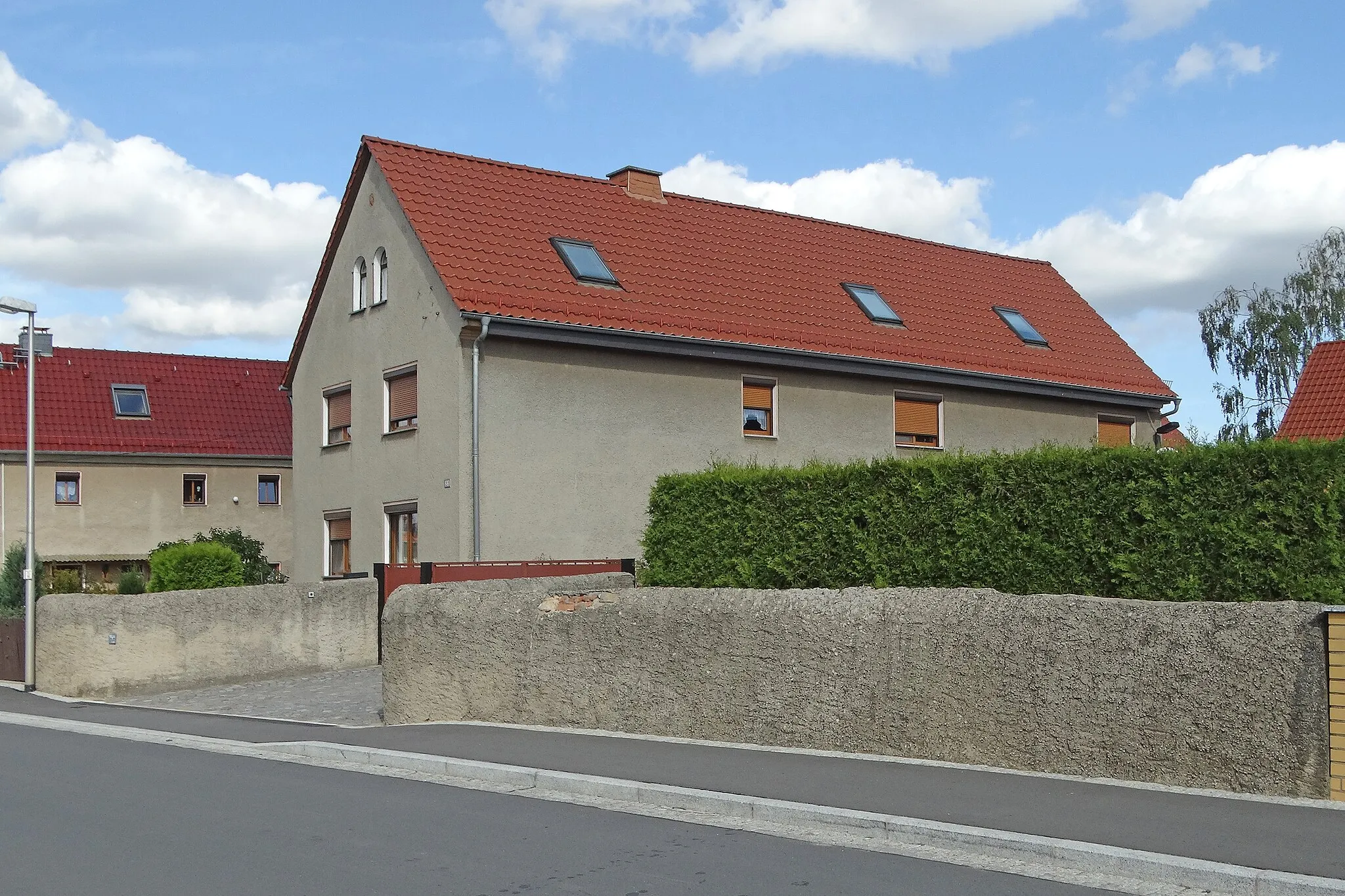 Photo showing: Ortsbildprägende und denkmalgeschützte Hofmauer eines Bauernhofes aus dem 19. Jh. in Volkersdorf (Radeburg)-Radeburger Straße 22