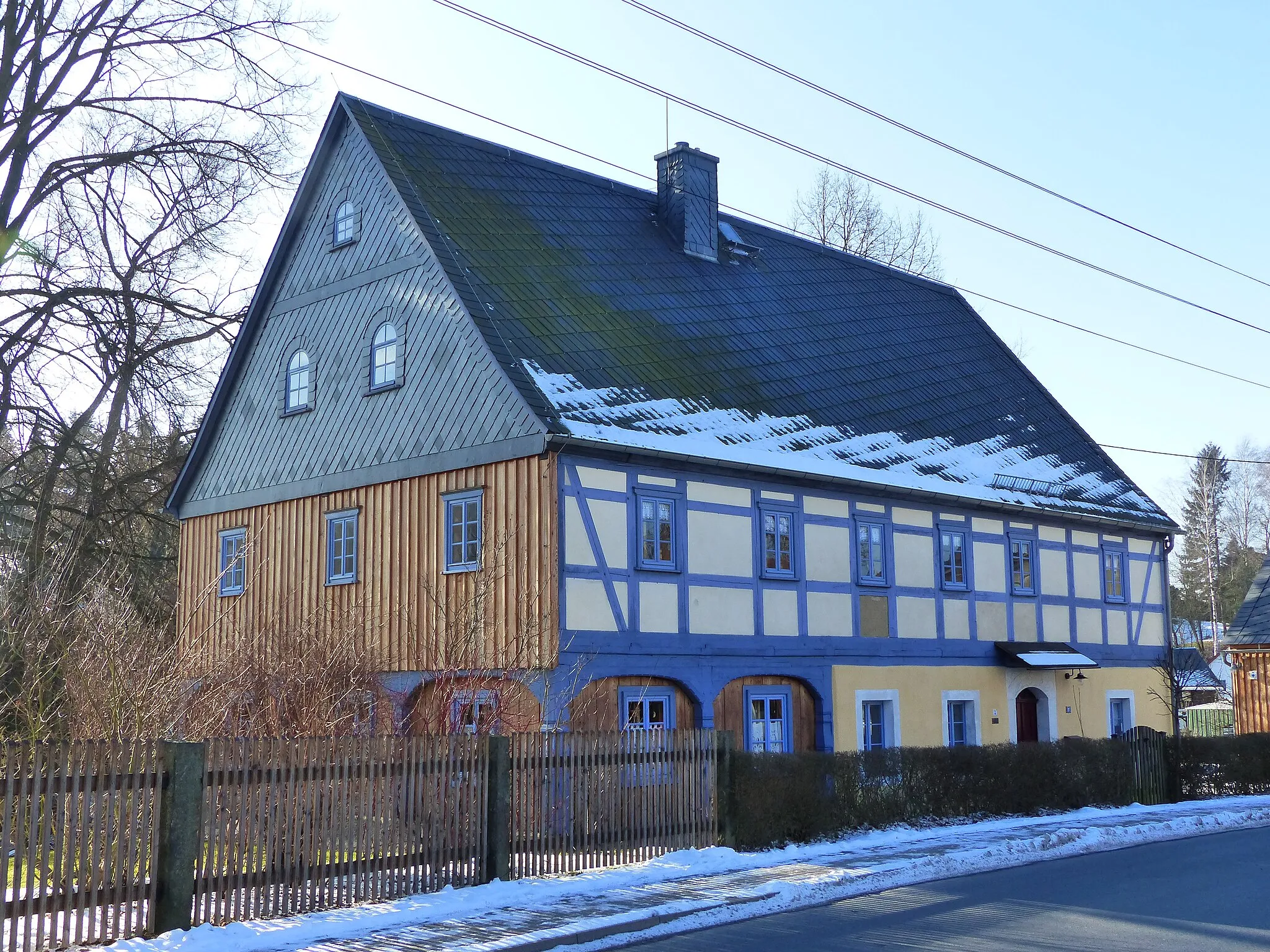 Photo showing: Denkmalgeschütztes Umgebindehaus, ehem. Schule, Polenztalstraße 81, Polenz, Neustadt in Sachsen