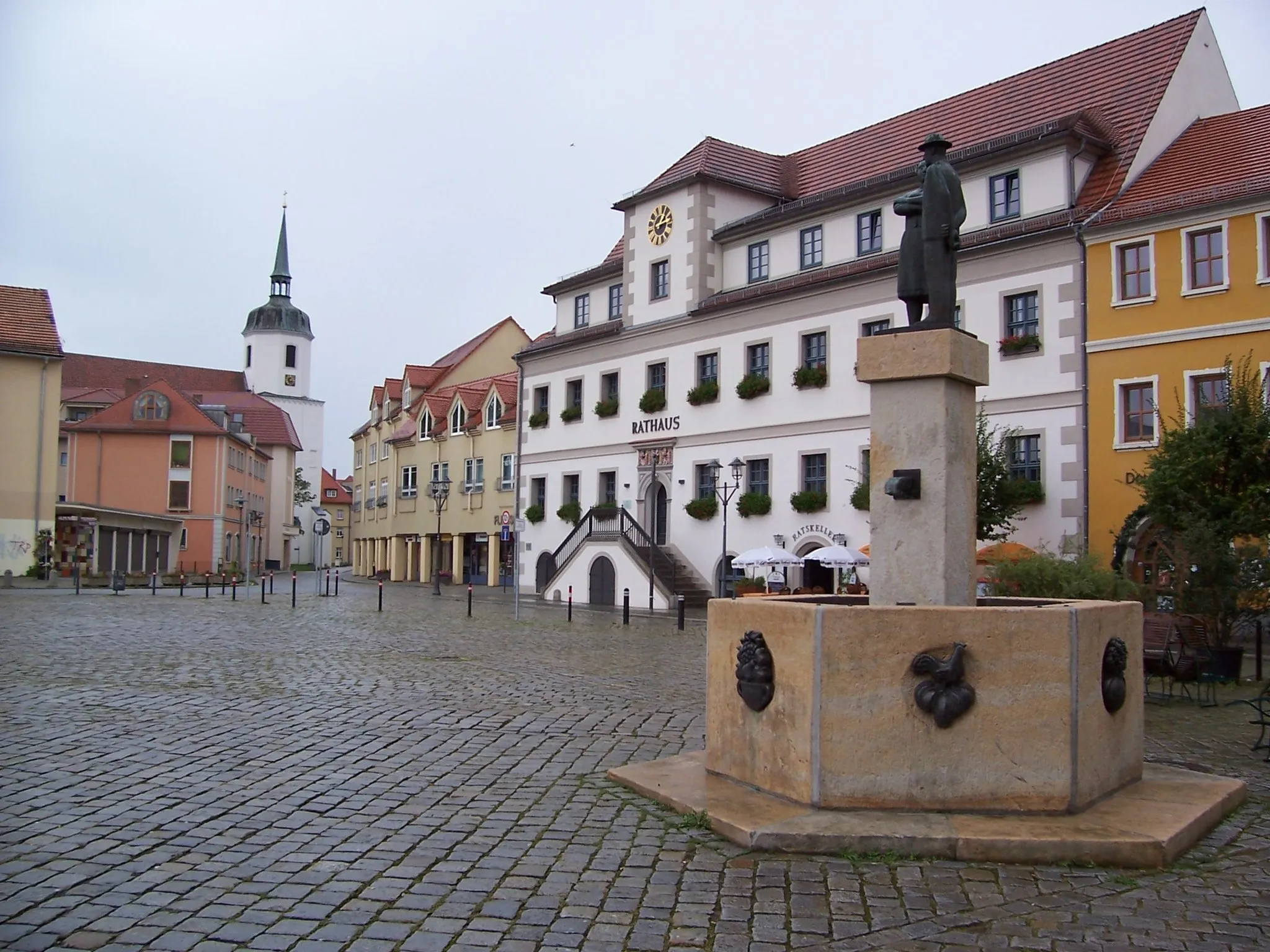 Photo showing: Marktplatz in Hoyerswerda mit Rathaus und „Sorbenbrunnen“ von Jürgen von Woyski, im Hintergrund ragt die Johanneskirche empor.