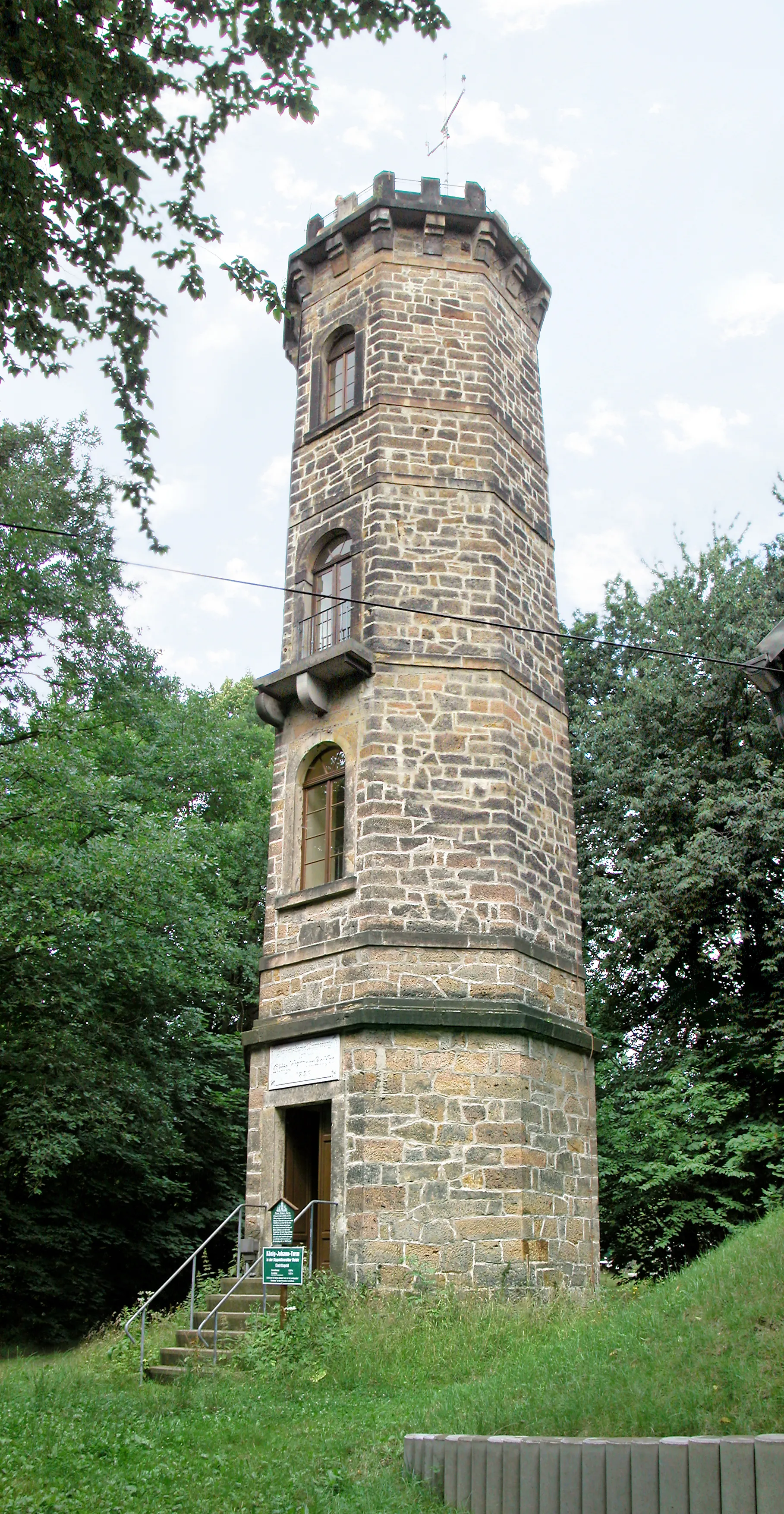 Photo showing: 20.07.2008  01744  Dippoldiswalde: König-Johann-Turm (GMP: 50.910991,13.675618) in der 
Dippoldiswalder Heide nahe der Gaststätte Heidehof, Hohe Straße 2. Hier erhält man auch den Turmschlüssel. Erbaut wurde der Turm im Jahre 1886 zum Gedenken an König Johann von Sachsen (12.12.1801 Dresden - 29.10.1873 Pillnitz). 102 Stufen führen auf den 20 m hohen Bau.                                                 [DSCN33511-33512.TIF]20080720080MDR.JPG(c)Blobelt