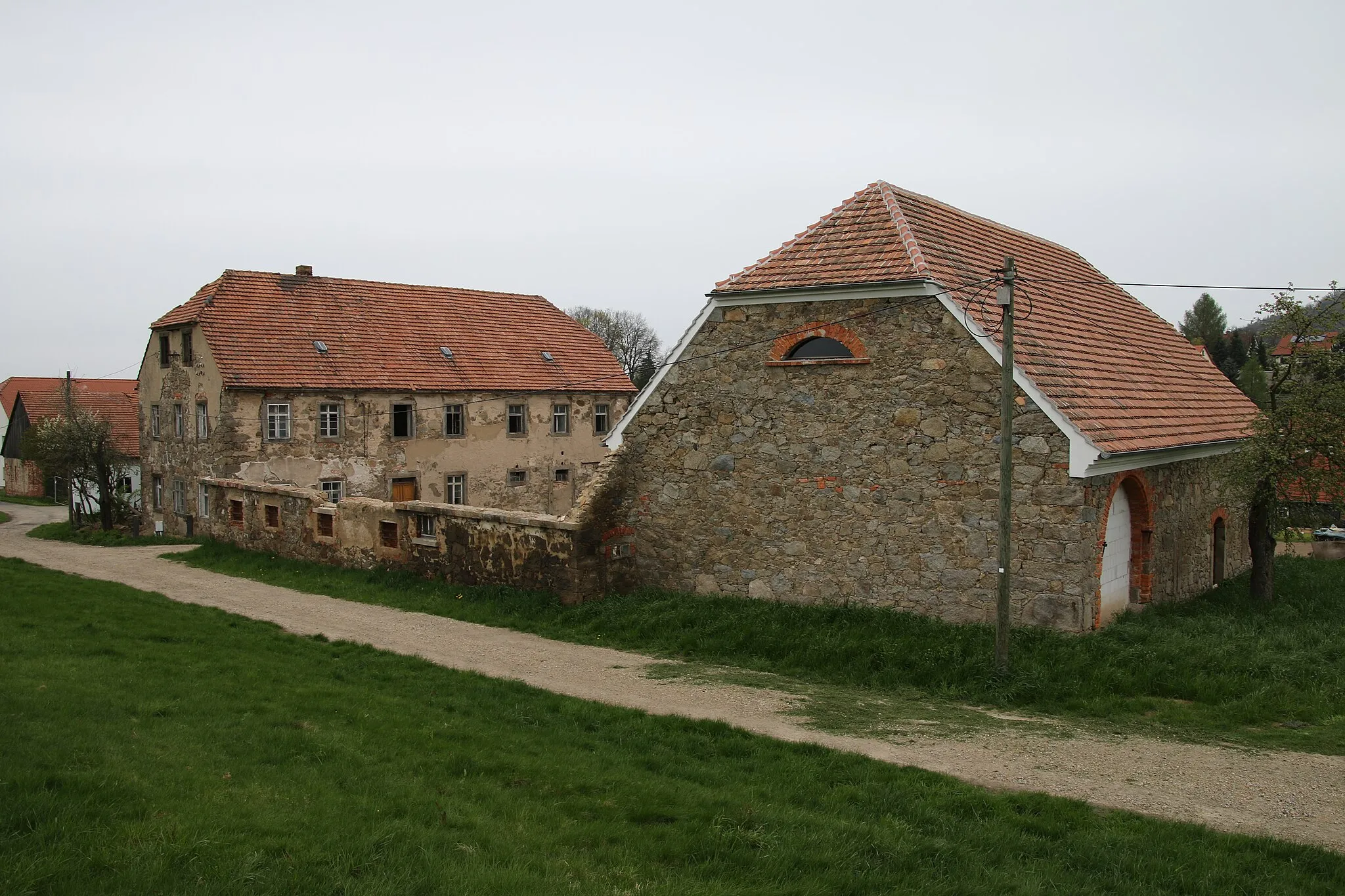 Photo showing: Wohnstallhaus und ein Seitengebäude eines ehemaligen Dreiseithofes An der Hohle 10, Ebersdorf, Löbau, Sachsen