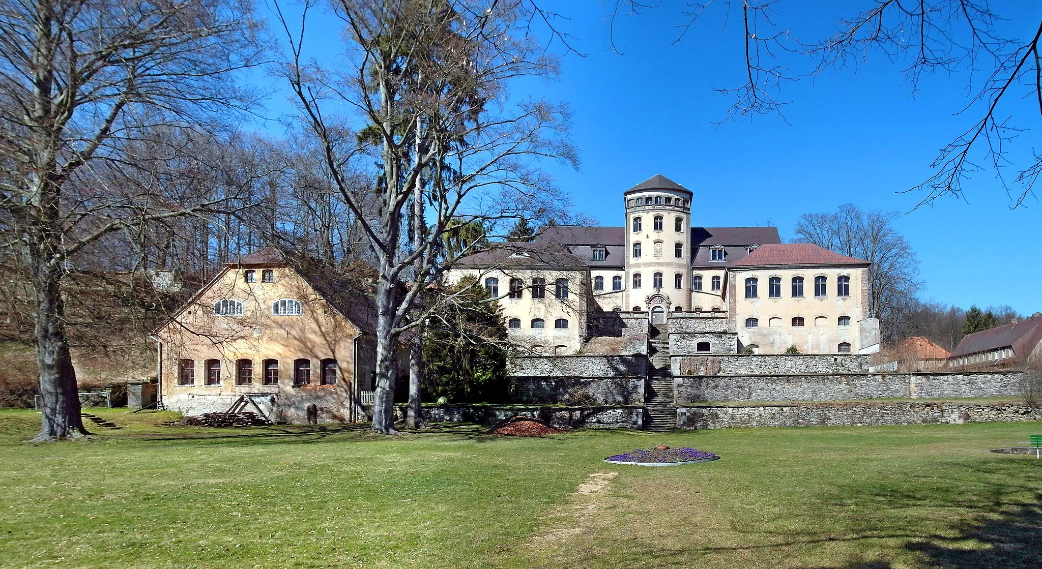 Photo showing: 27.03.2017   02779   Hainewalde (Großschönau) Weinberg 2 / Ecke Kleine Seite:  Neues Schloß (GMP: 50.915163,14.707775), für Samuel Friedrich von Canitz {Kanitz}1749 - 1755 erbaut, 1882/83 umgebaut. Das teilweise auf aufgeschüttetem Gelände errichtet Haus senkte sich bedenklich und darum ließ der Schloßherr von Kanitz eine Brauerei als Stütze anbauen. Die Nazis nutzen das Ensemble 1933 als Schutzhaftlager, später als Wehrertüchtigungslager. Der Ende der DDR-Zeit 1988/89 geplante Umbau zum FDGB-Ferienhotel konnte nicht mehr verwirklicht werden. Das leerstehende Gebäude verfällt. Sicht von Südosten.                                                                                                                                                                    [SAM8963-8964.JPG]20170327160MDR.JPG(c)Blobelt