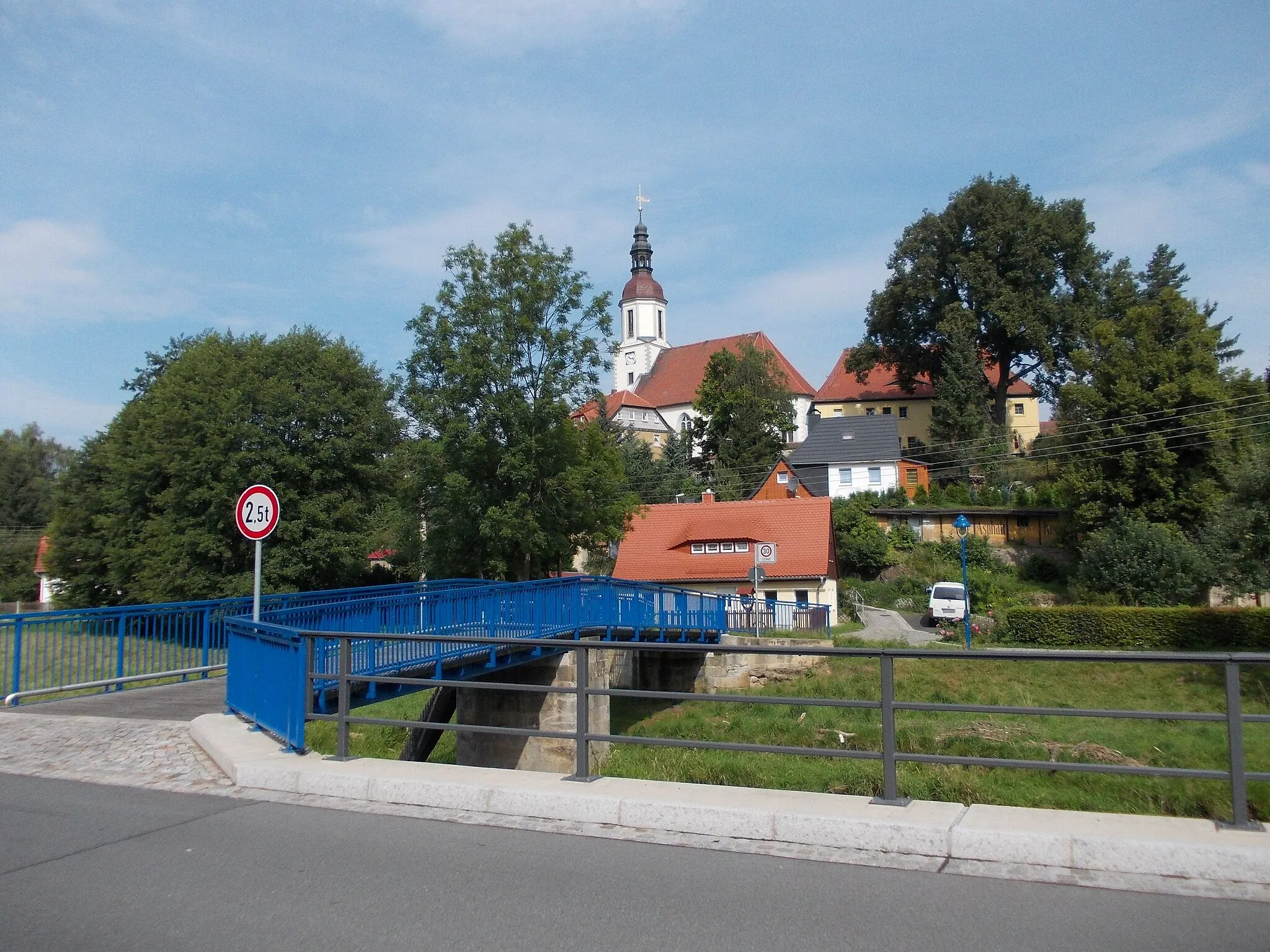 Photo showing: Bridge over the Mandau river near the church in Hainewalde (Görlitz district, Saxony)