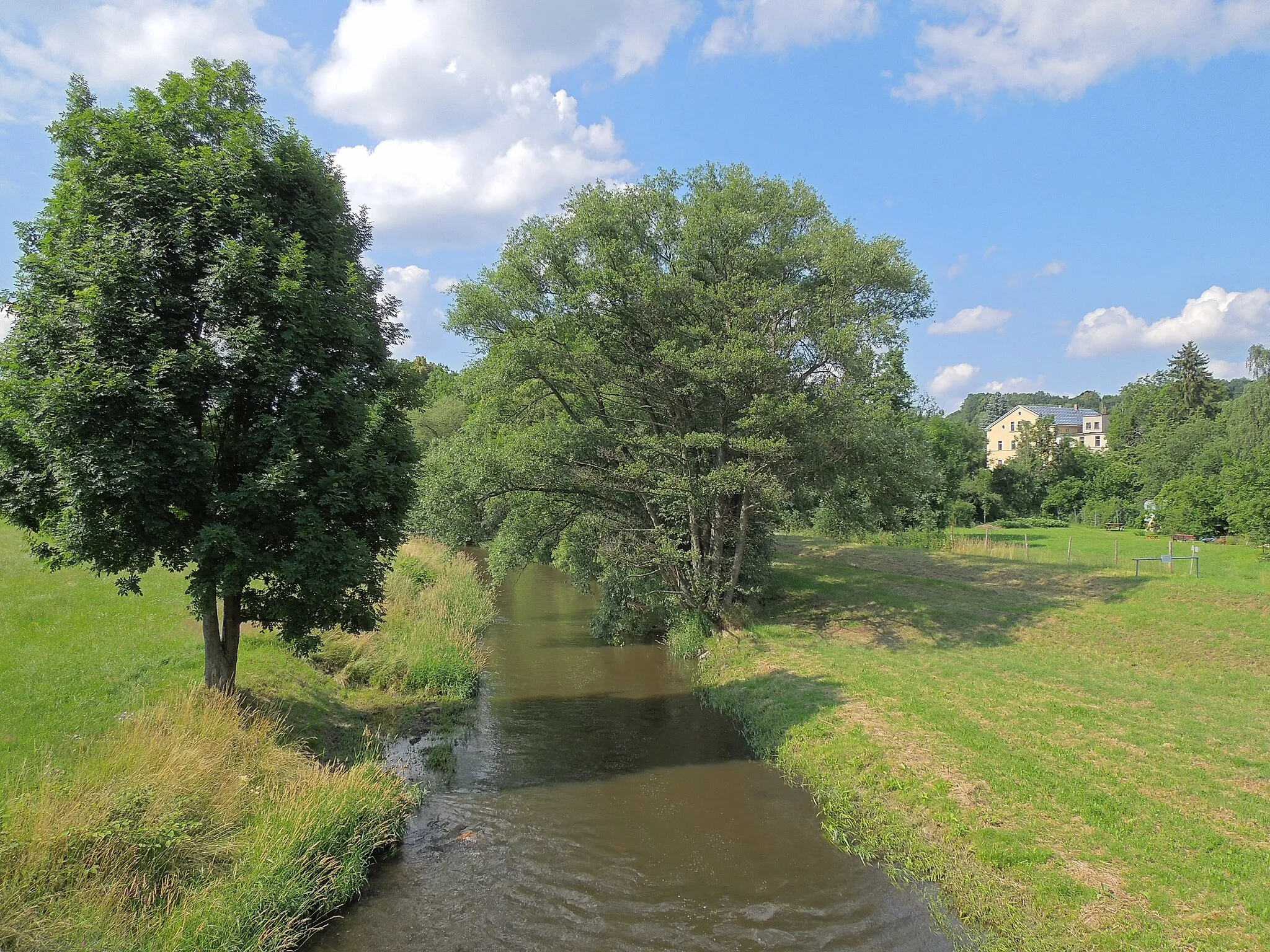 Photo showing: Die Mandau bildet hier die Grenze zwischen Hörnitz und Pethau.