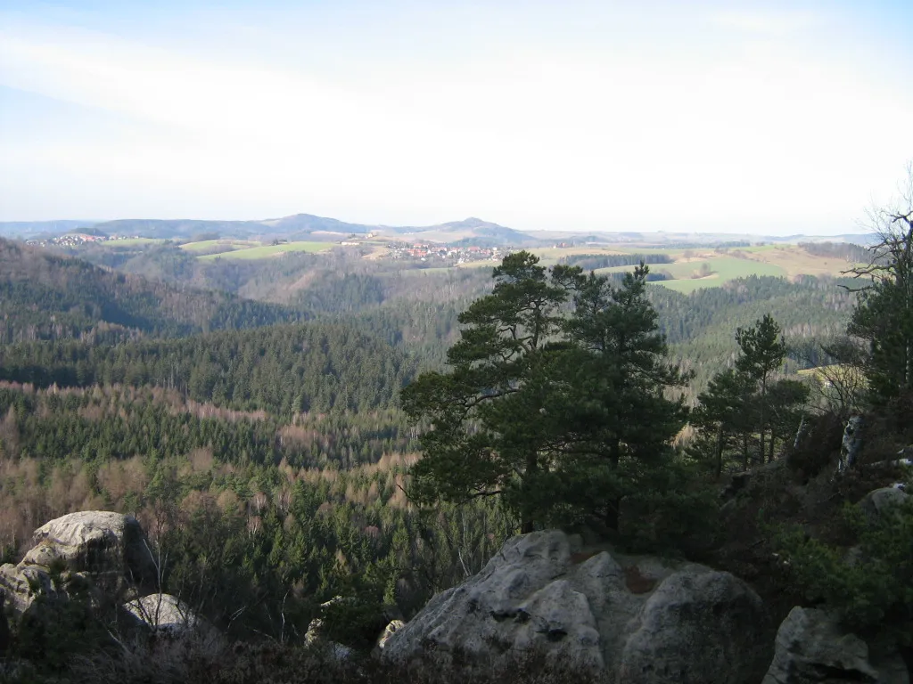 Photo showing: View of Mittelndorf from the rocks Affensteine.