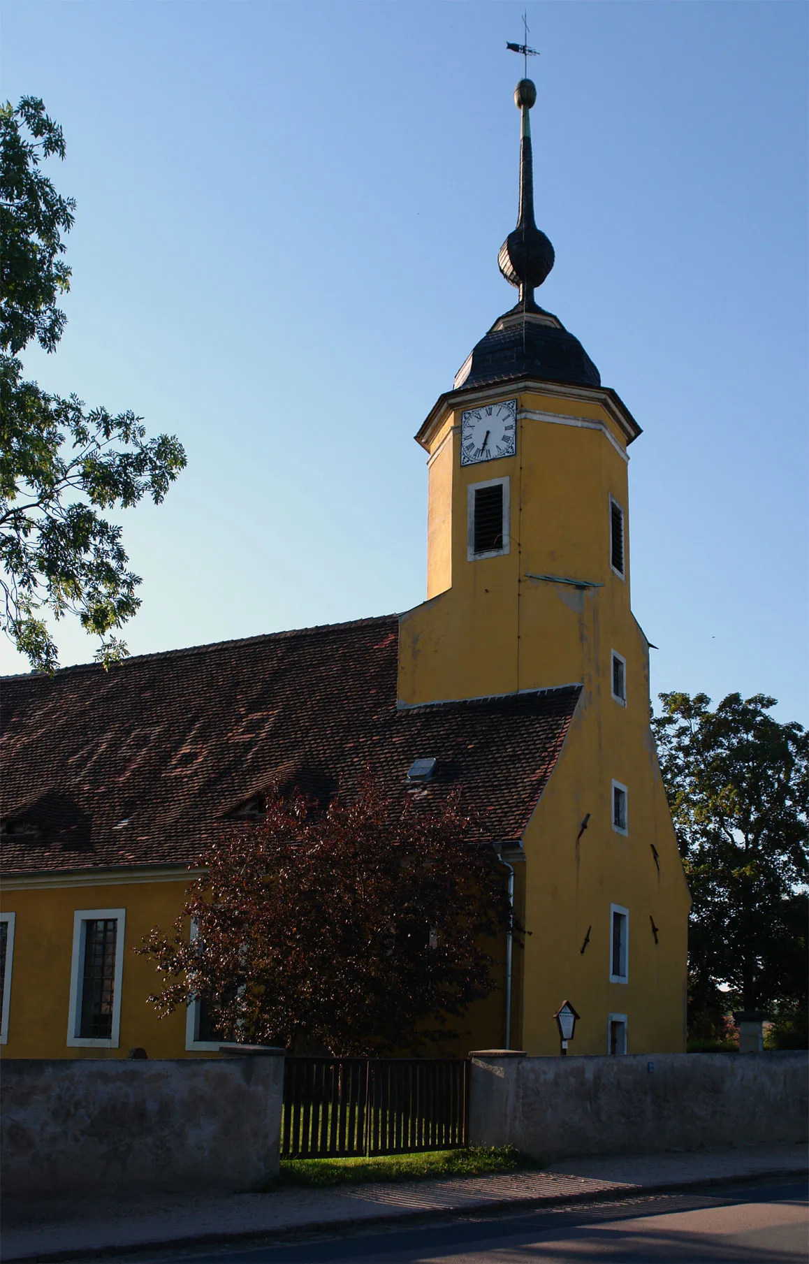 Photo showing: Pfad+Objekt: Deutschland / Sachsen_BL / Dresden_RB / Meißen_Lk / Niederau - Oberau, Kirche.

Tags: B101 S80 S177 Bauwerk Gebäude Kirche