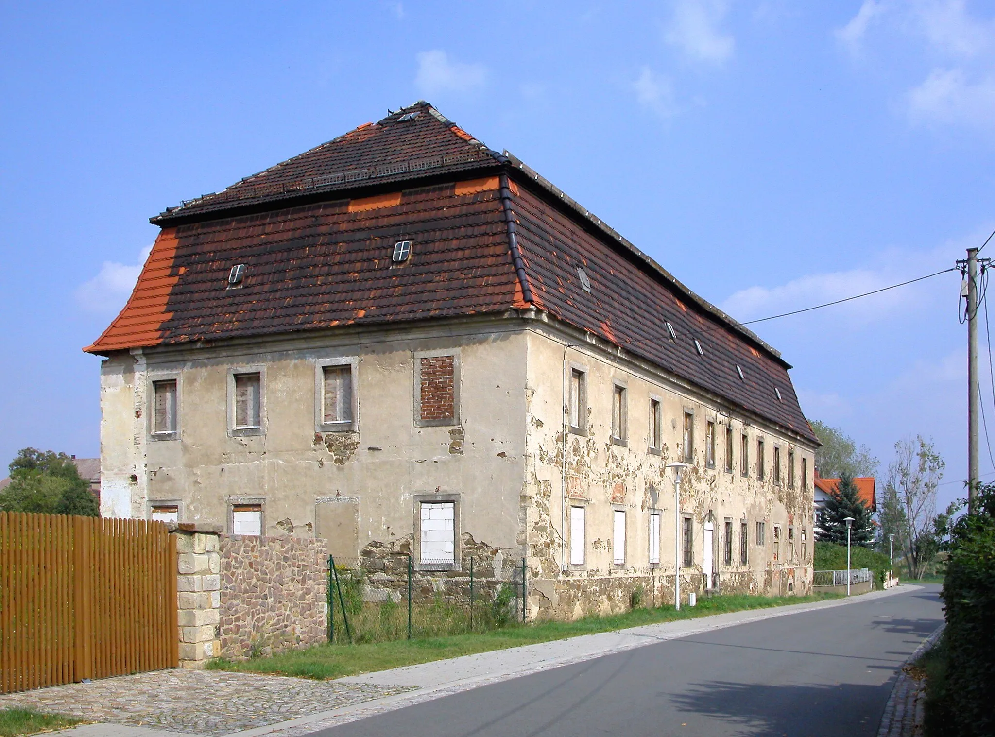 Photo showing: 26.08.2007  01619  Bobersen (Röderau-Bobersen, Gem. Zeithain), Alte Hauptstraße 9 (GMP: 51.319087,13.318868): Gutshaus mit Monogrammschlußstein mit der Jahreszahl 1815.                                                                                                                                                                                                [DSCN29181.TIF]20070826905DR.JPG(c)Blobelt