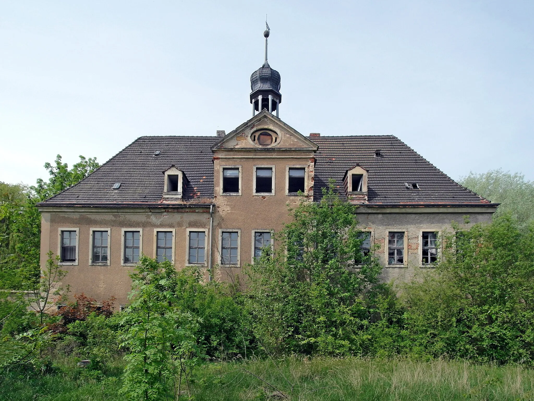 Photo showing: 19.05.2016   01619  Bobersen (Röderau-Bobersen, Gemeinde Zeithain), Wiesenstraße 7 (GMP: 51.324469,13.297023): Herrenhaus, Hofseite. 1456 kamen Rittergut und Dorf an die Familie von Köckeritz. Ende des 17. Jahrhunderts erwarb Georg Ernst von Borau die Grundherrschaft und ließ 1696 das Herrenhaus errichten. Reiche Ausstattung, u.a. Stuckdecken des 17. Jahrhunderts. In den nächsten 200 Jahren wechselte das Schloß häufig die Besitzer. Der letzte Besitzer vor der Zweiten Weltkrieg war Emil Harz. 1945 nicht enteignet. Der ehemalige Wirtschaftshof wurde ab 1950 vom Volksgut Riesa-Göhlis bewirtschaftet. Das Schloß wurde nach 1945 und später in der DDR als Kindergarten, Wohnung und Gemeindeamt genutzt. Seit 1994 steht der Hof leer. Der Alteigentümer, dem der Besitz zurückgegeben wurde, hat das Rittergut an eine westdeutsche Firma verkauft.                            [SAM6141.JPG]20160519700DR.JPG(c)Blobelt