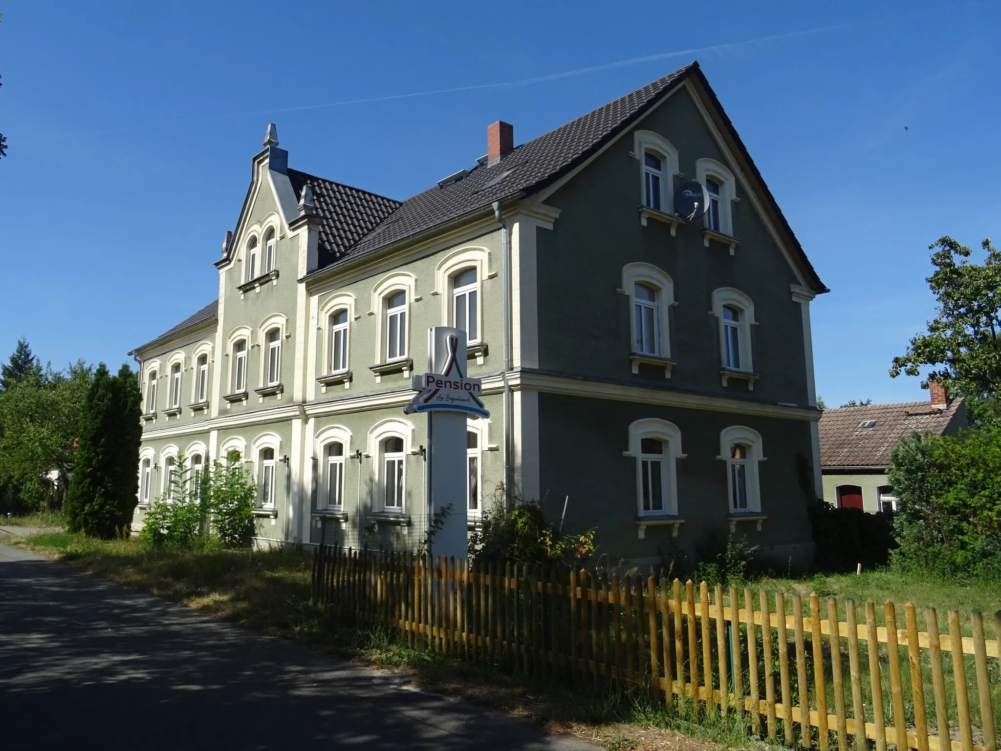 Photo showing: Röderau, denkmalgeschütztes Wohnhaus Am Bogendreieick 4