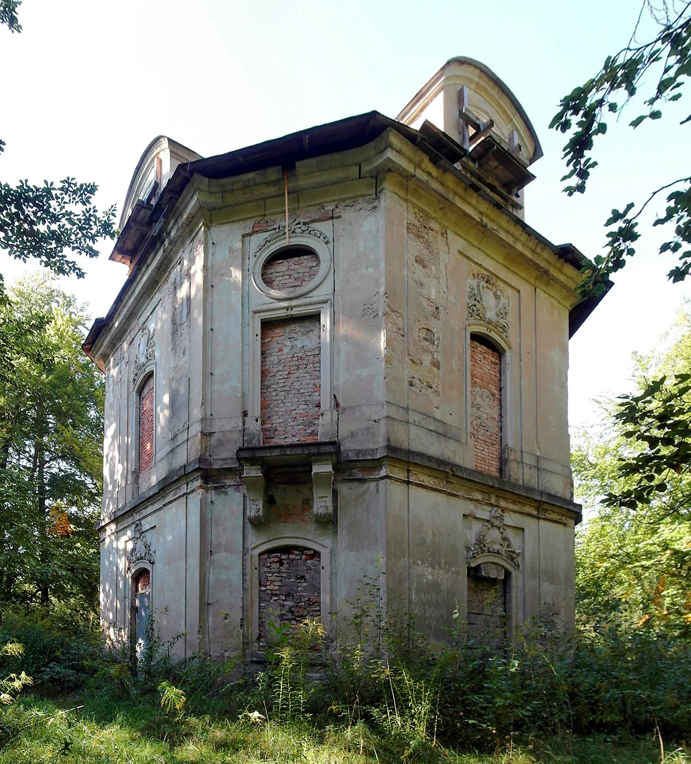 Photo showing: 02.10.2013  01468  Moritzburg: Hellhaus (GMP: 51.175175,13.684861) im Tiergarten in der Umgebung von Schloß Moritzburg. Das Hellhaus ist die Ruine des 1787 nach Plänen von Johann Daniel Schade errichteten Belvederes im Moritzburger Friedewald. Am Schnittpunkt von 8 sternförmig angelegten Schneisen errichtet, diente es bei feudalen Parforcejagden der Hofgesellschaft. Vom Dach des Gebäudes zeigte der sogenannte Schwanenwärter mittels Flaggen die Fluchtrichtung des Wildes an.                                                            [SAM9738.JPG]20131002105DR.JPG(c)Blobelt