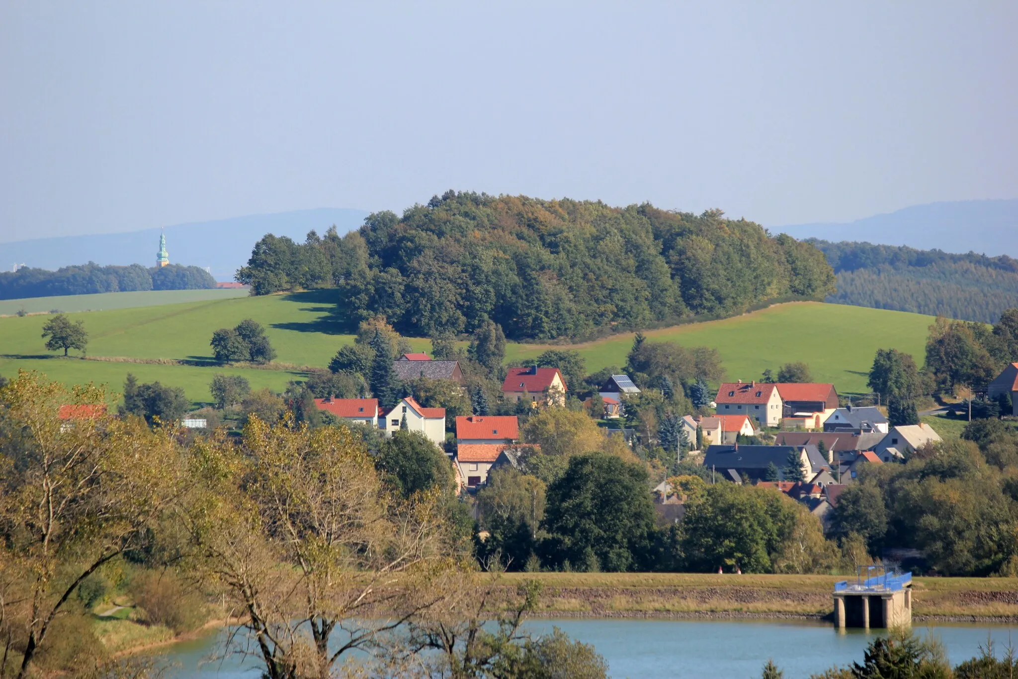 Photo showing: Rachlau bei Kubschütz, im Vordergrund der Stausee.