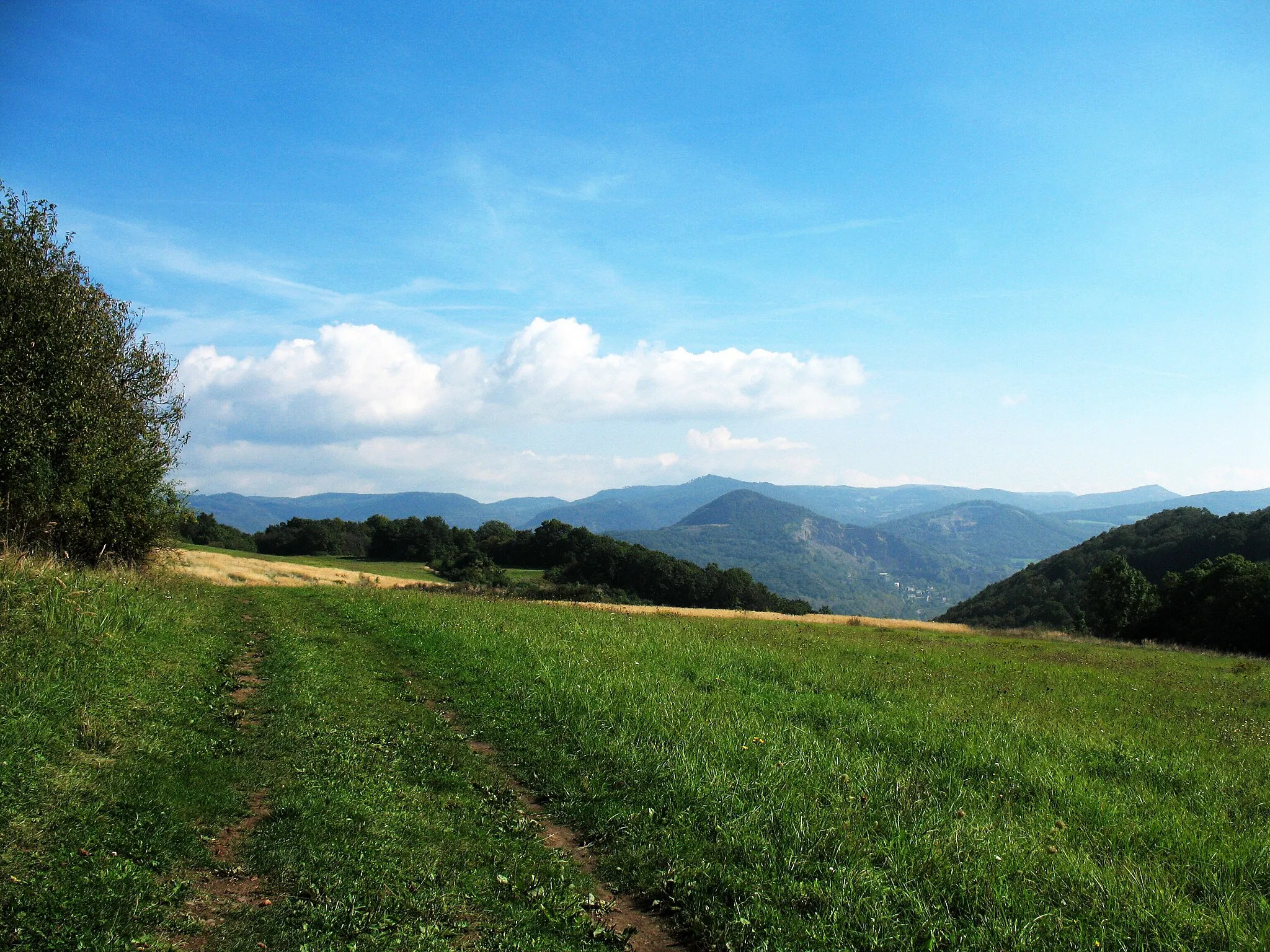 Photo showing: Cesta k rozhledně - pohled na východní část Českého středohoří