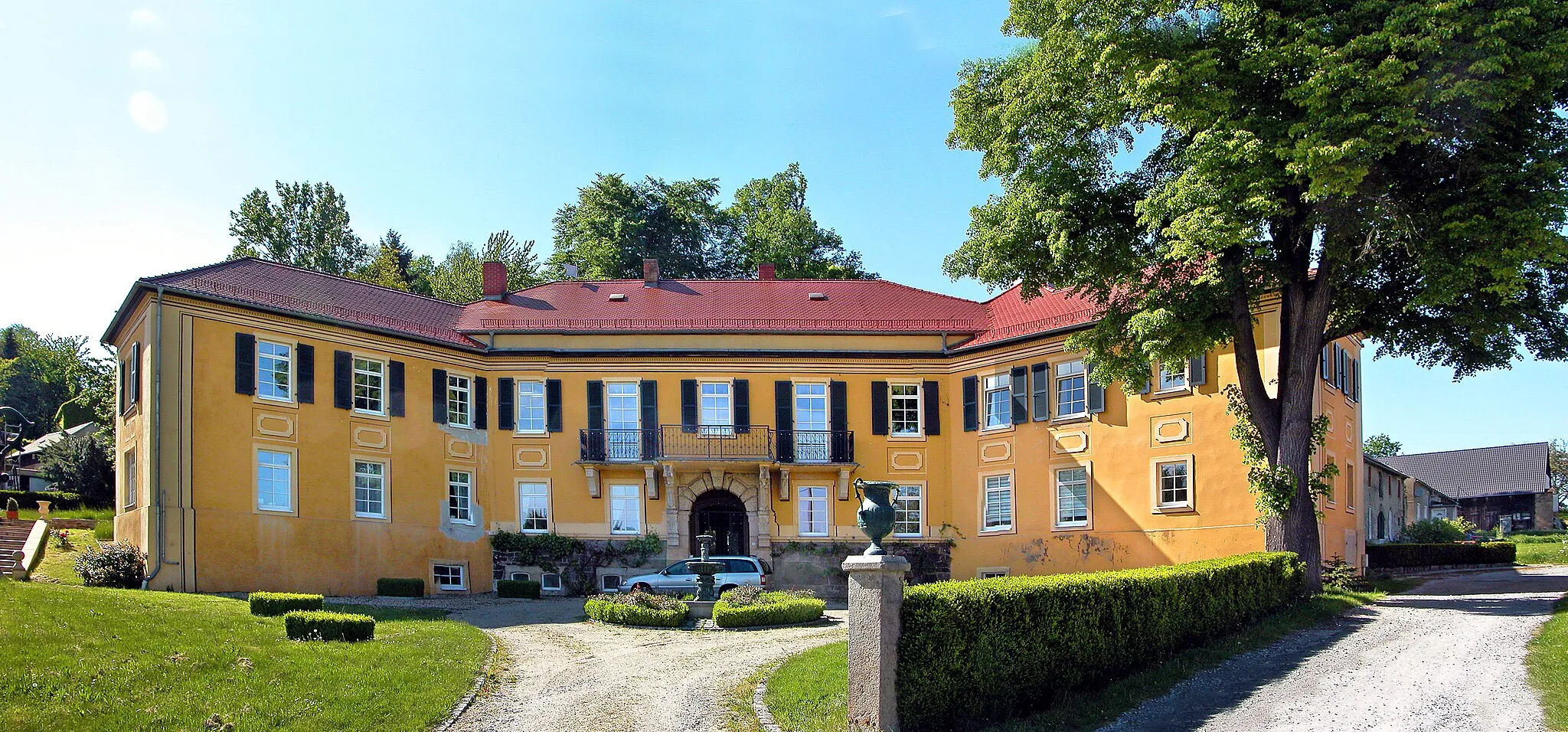 Photo showing: 15.05.2015      01877    Pohla ( Demitz-Thumitz): Schloß Pohla, Schönbrunner Straße 9.  (GMP: 51.164753,14.220319) Eingangsseite  [DSCN5752+5753+7554.JPG]20150515400MDR.JPG(c)Blobelt