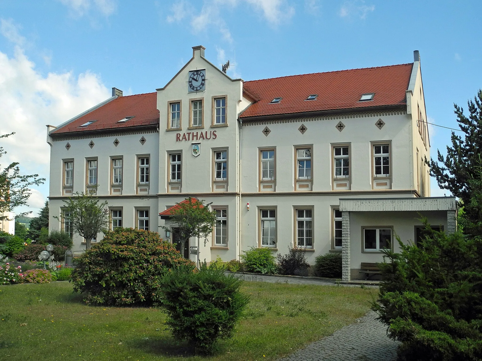 Photo showing: Rathaus in Neukirch/Lausitz, Hauptstr. 20; erbaut 1881, urspr. Alte Schule bzw. Vereinigte Volksschule, seit 1909 Gemeindeverwaltung