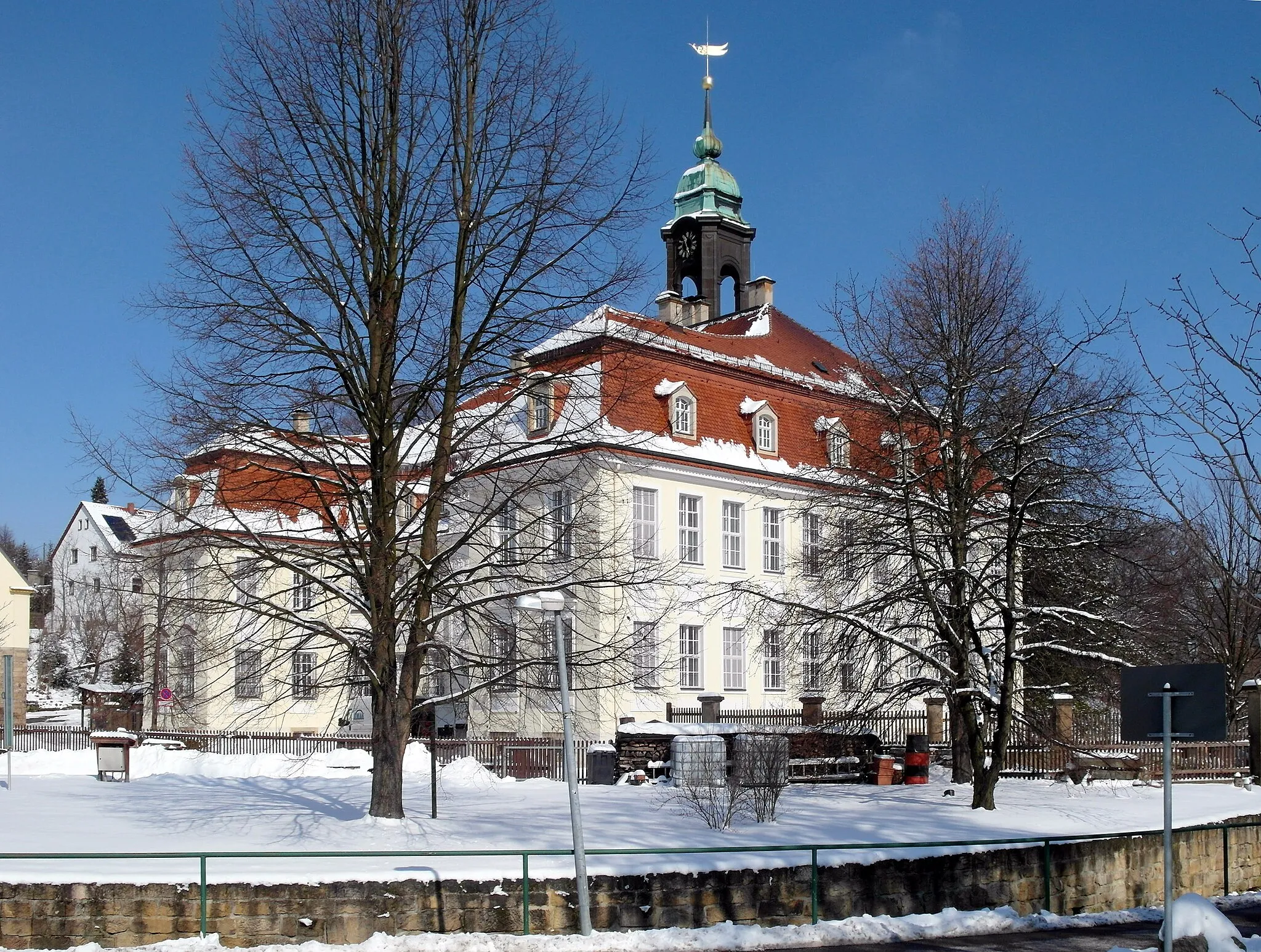 Photo showing: 14.03.2013    01768  Reinhardtsgrimma (Glashütte), Schloßgasse 2 (GMP: 50.893047,13.757044): Schloß, Barockbau (1767) von J. F. Knöbel. Sicht  von Süden.  [SAM5573.JPG]20130314305DR(c)Blobelt