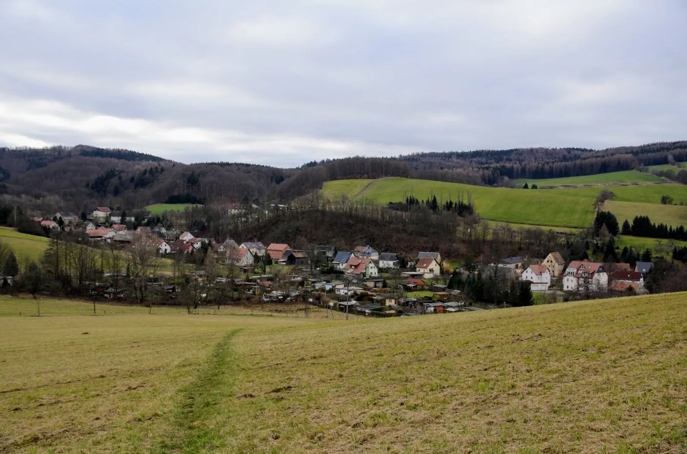 Photo showing: Blick auf Lungkwitz im Hintergrund der Wilisch-Höhenzug