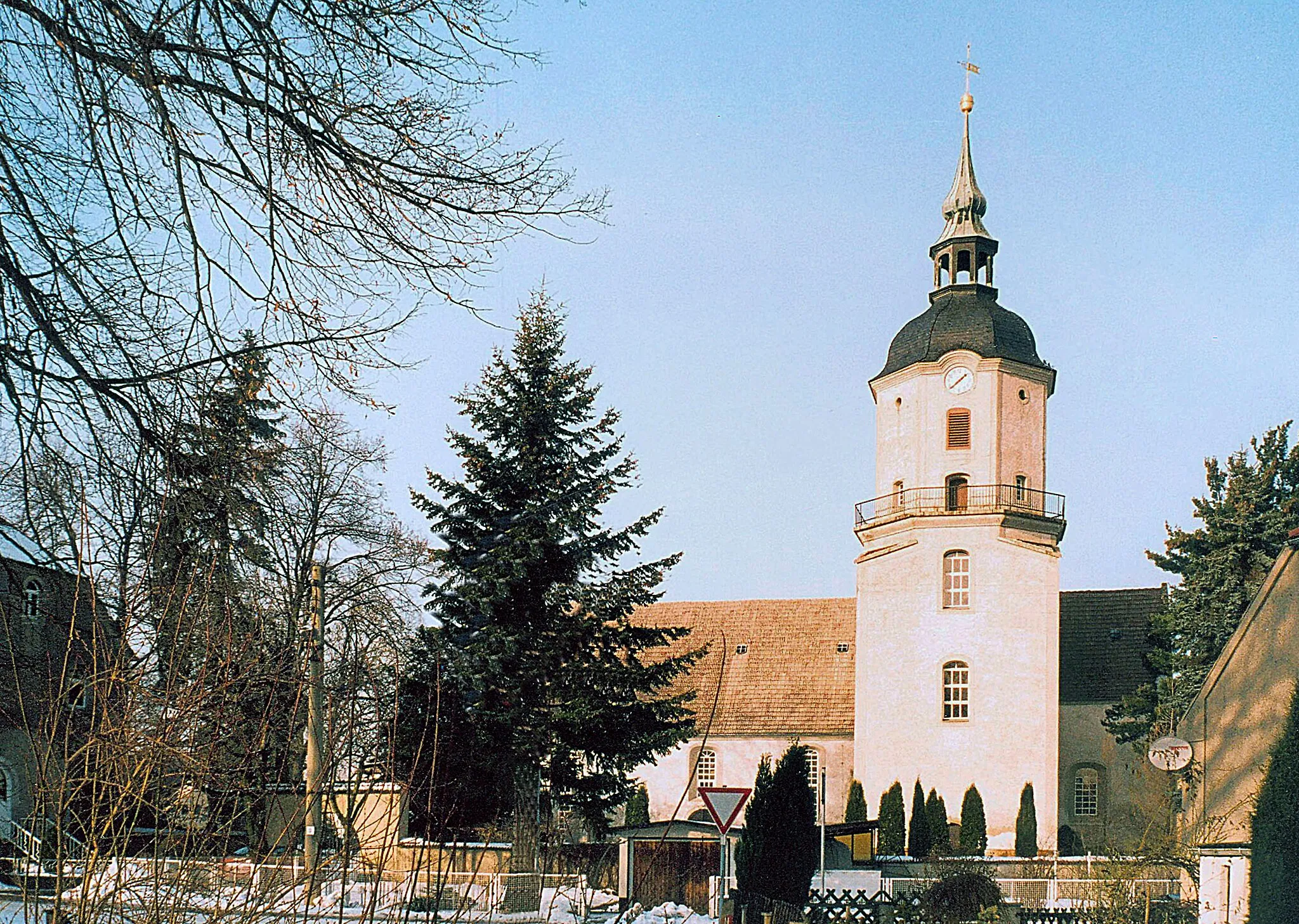 Photo showing: 17.01.2002  01561  Ponickau (Thiendorf), Hauptstraße 36: Dorfkirche (GMP: 51.341939,13.771855). Evangelische Pfarrkirche mit zwei kräftigen Strebepfeilern an der Westwand und mächtigem Turm an der Südseite. Unter Verwendung des romanischen Vorgängerbaus erfolgte 1589 Neubau des gewaltigen Saales. Der Turm entstand ab dem Oktogon aus dem Jahr 1778, die Haube wurde 1876 erneuert. Umfassende Erneuerung des Inneren 1912 durch Woldemar Kandler.                                                                                                            [F]20020117600AR.JPG(c)Blobelt