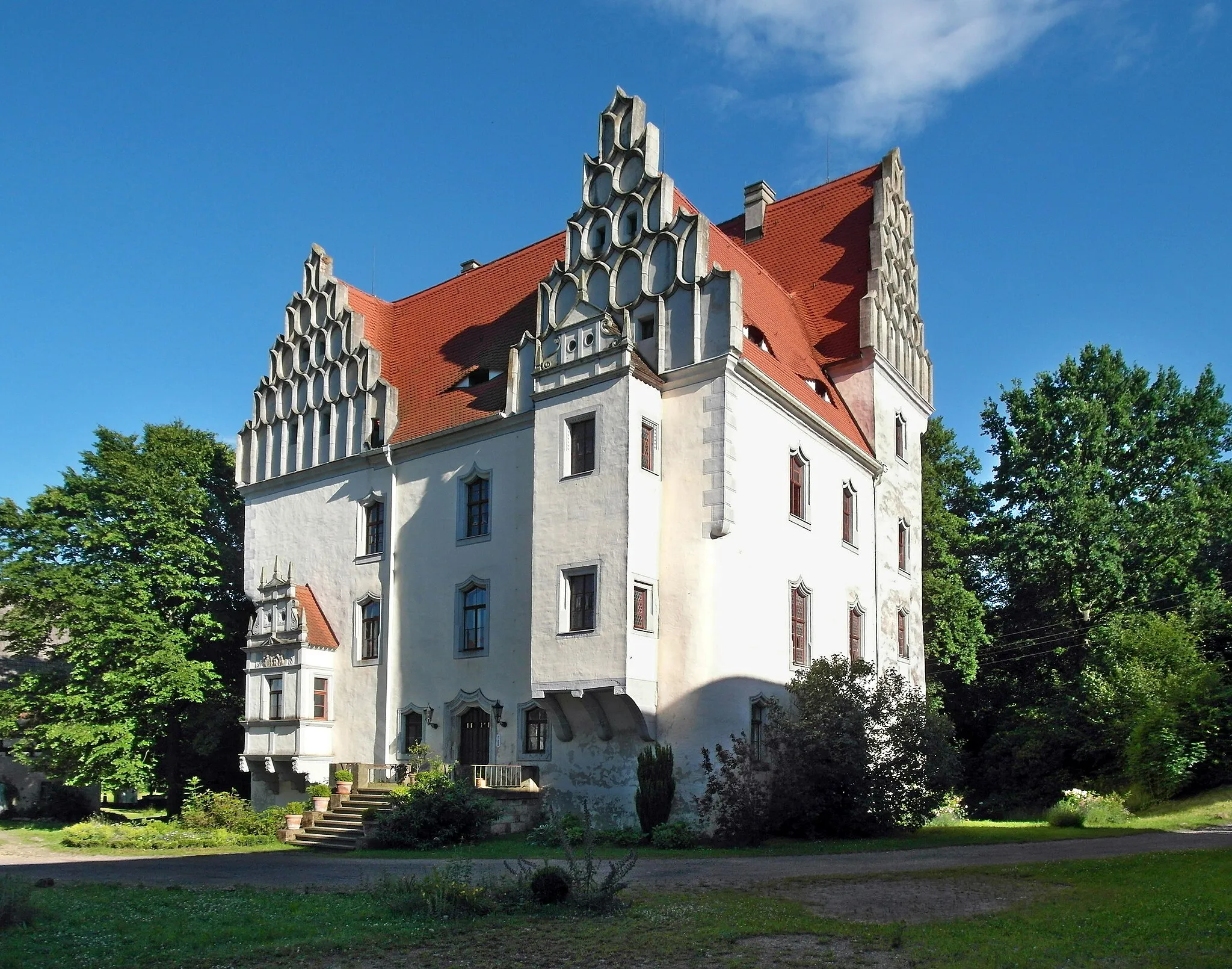 Photo showing: 22.06.2016    01683    Heynitz (zur Stadt Nossen): Schloß von Nordwesten, Hofseite. Das Renaissanceschloß (16. Jh.) Heynitz gehörte über acht Jahrhunderte der Adelsfamilie von Heynitz. Hervorgegangen ist es aus einer Wasserburg des 12./13. Jh. In dem kleinen Erker auf der Parkseite im 2. OG befindet sich der Chor einer Hauskapelle. Nach 1945 wurde der Besitz enteignet und an Neubauern aufgeteilt. Im Schloß waren Wohnungen u. Schulräume. Außerdem befand sich hier die Gemeindeverwaltung. Seit 2004 gehört das Schloß der Eigentümergemeinschaft Familie v. Watzdorf und dem Förderverein Schloß Heynitz.                                                                                                                                                                              [SAM6669.JPG]20160622110DR.JPG(c)Blobelt