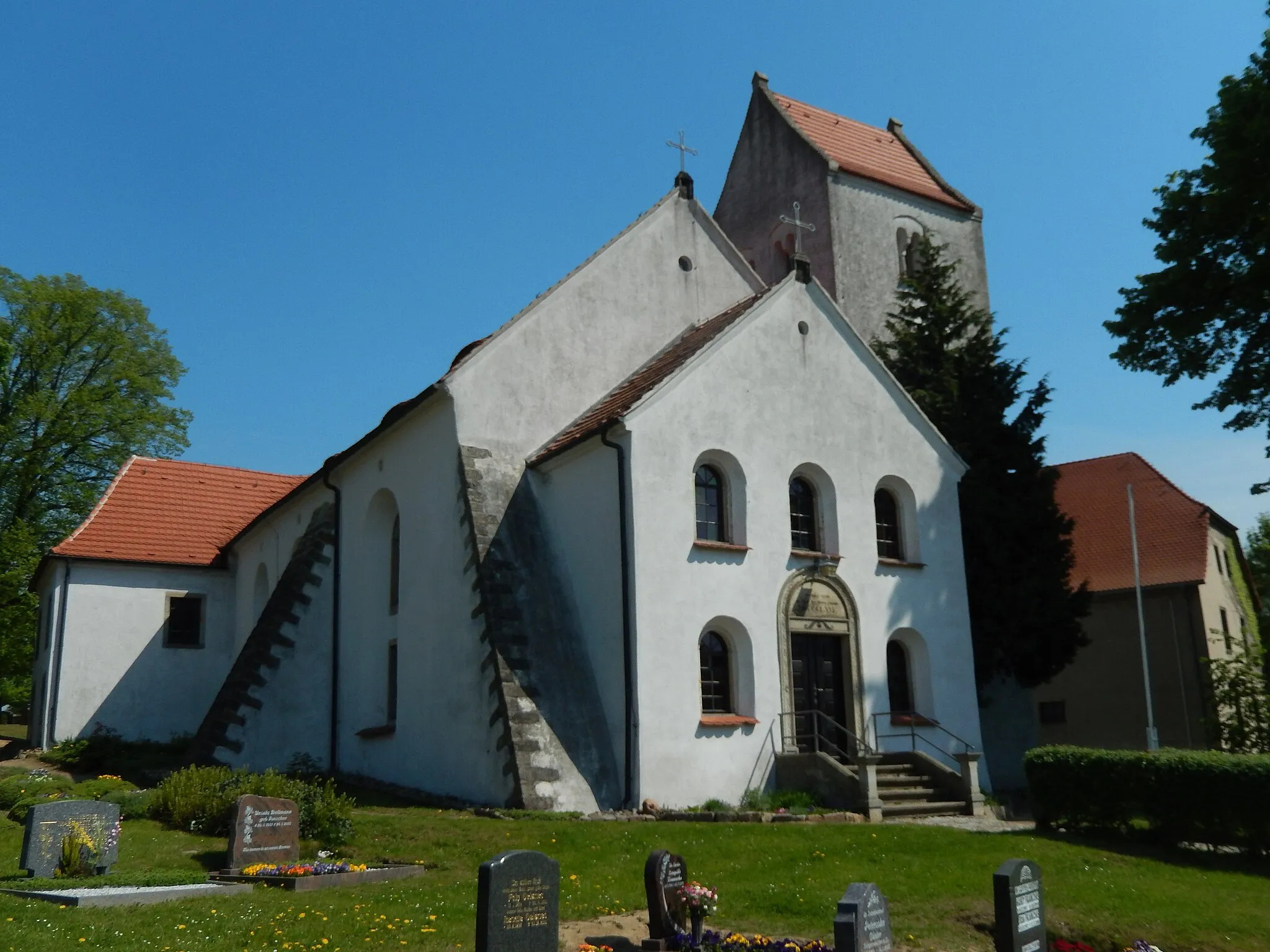 Photo showing: Naunhof, Dorfkirche im April 2018.