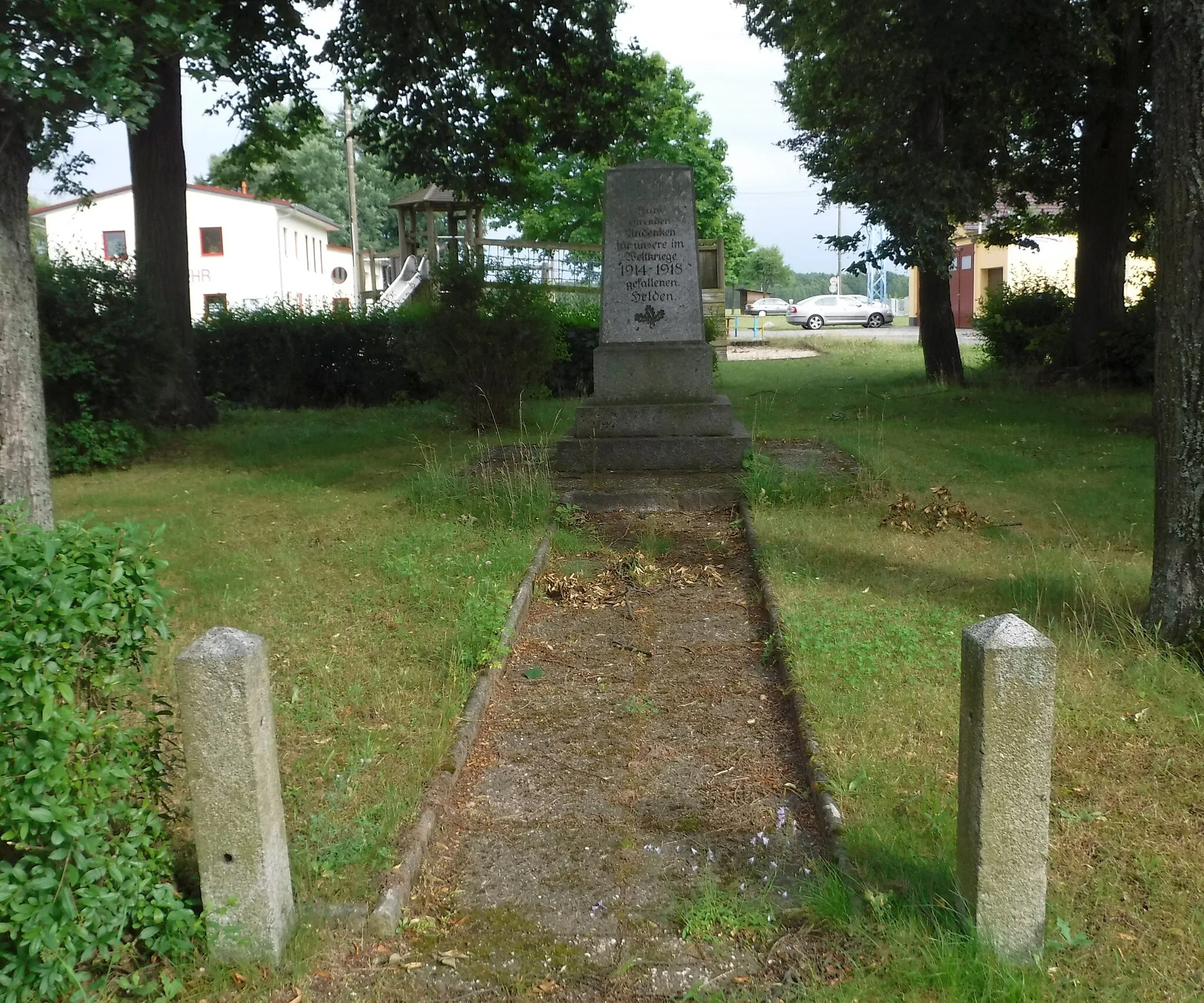 Photo showing: Denkmalgeschütztes Krieger-Denkmal für die Gefallenen des Ersten Weltkrieges, mit Einfriedung; Dorfplatz Kleinnaundorf (Thiendorf)