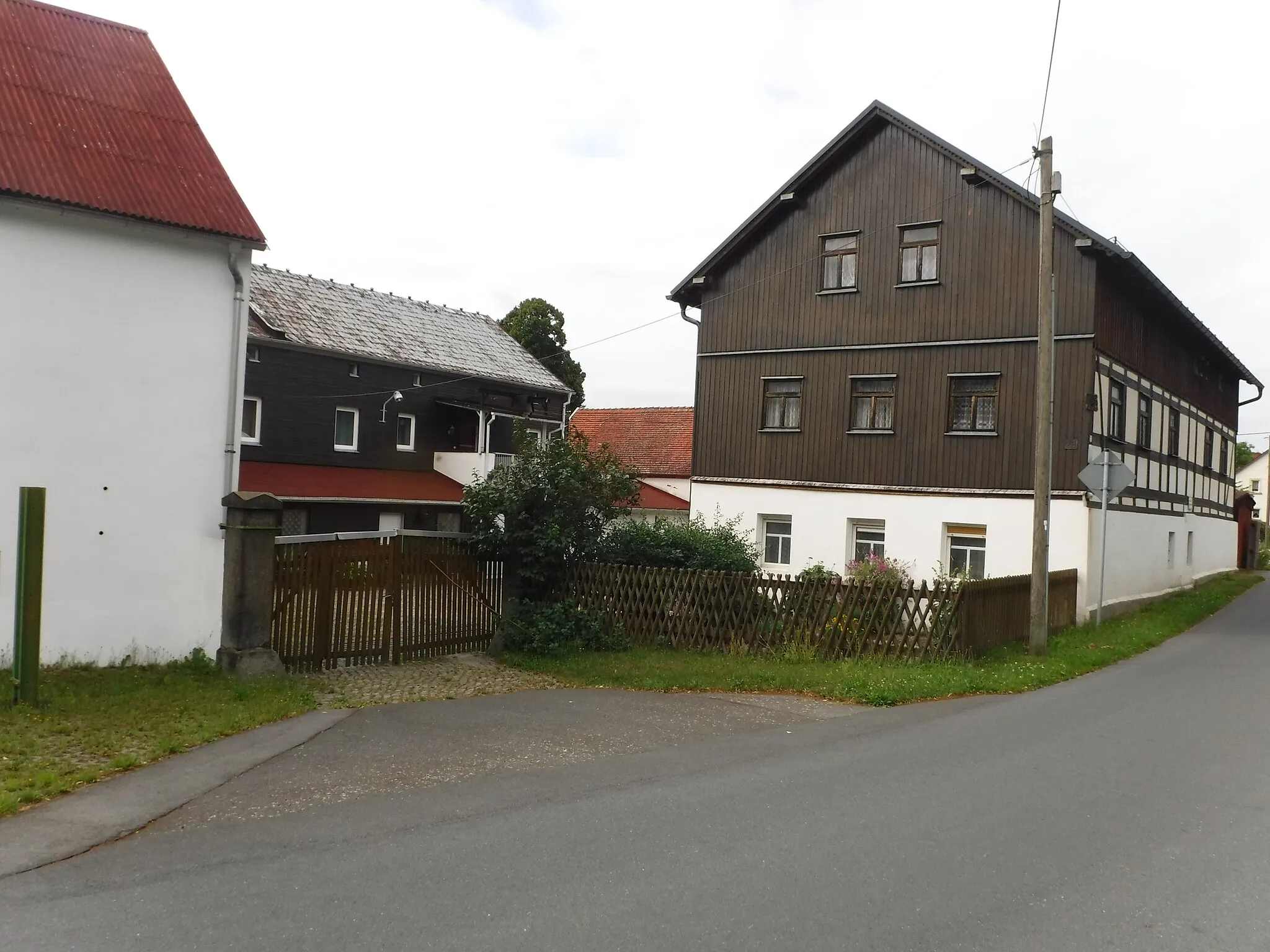 Photo showing: Denkmalgeschütztes Wohnhaus eines Bauernhofes, Zum Springbach 28 in Kleinnaundorf (Thiendorf)
