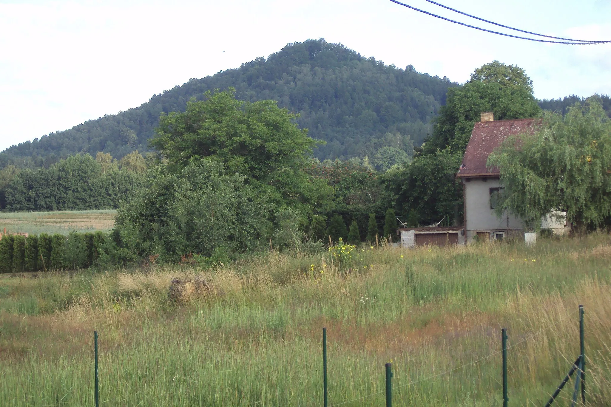 Photo showing: Skalický vrch je na jižním okraji obce Skalice, fotka z silničky z Pihelu na Skalici