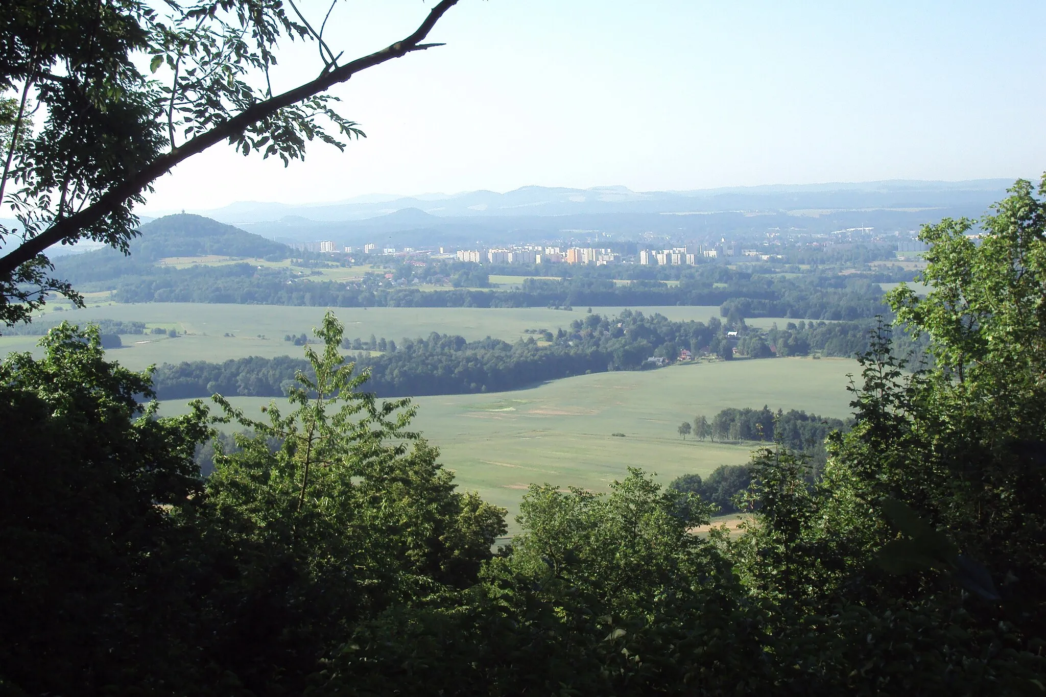 Photo showing: Pohled ze Skalického vrchu na severní část České Lípy, vlevo kopec Špíčák