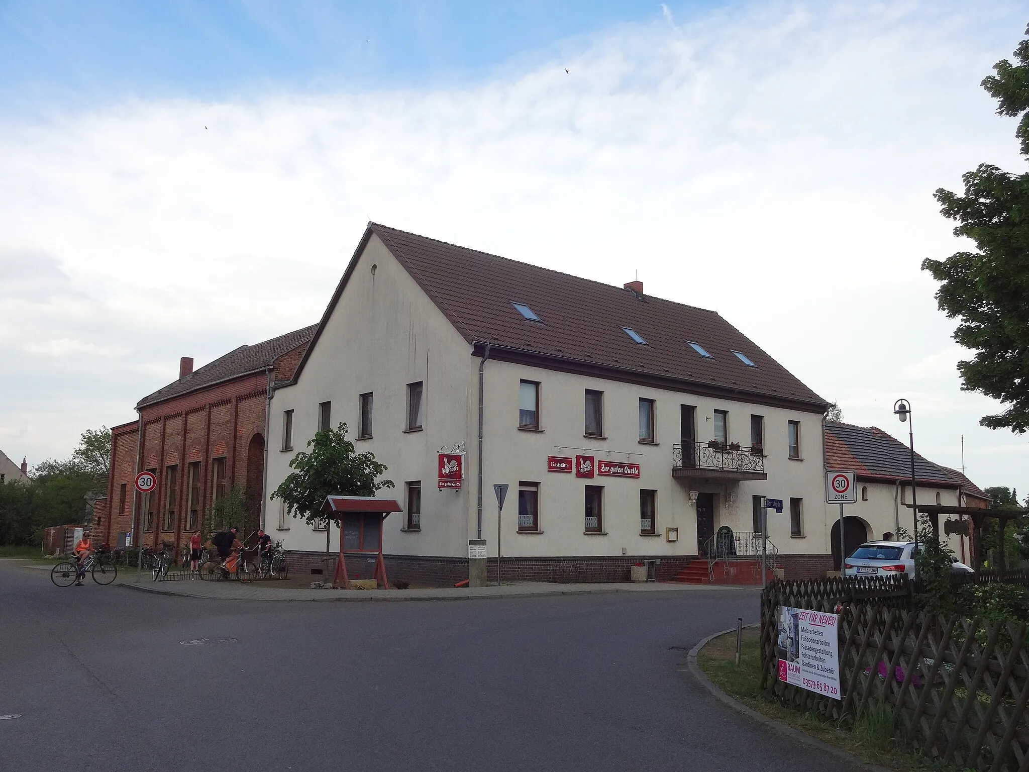 Photo showing: Gaststätte "Zur guten Quelle" in der Dorfstraße in Kleinkoschen