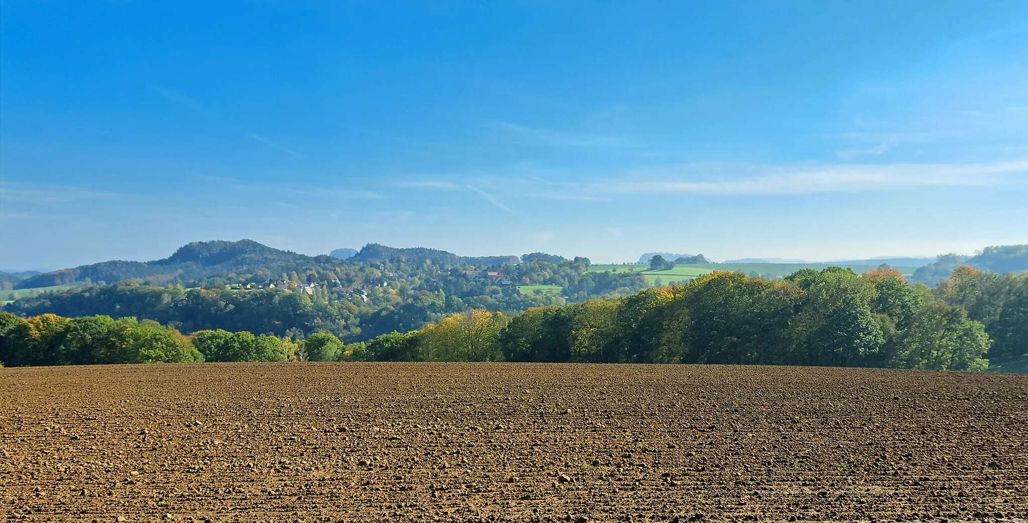 Photo showing: Dorf Wehlen. Blick von der Sandsteinstraße  in Richtung Elbe