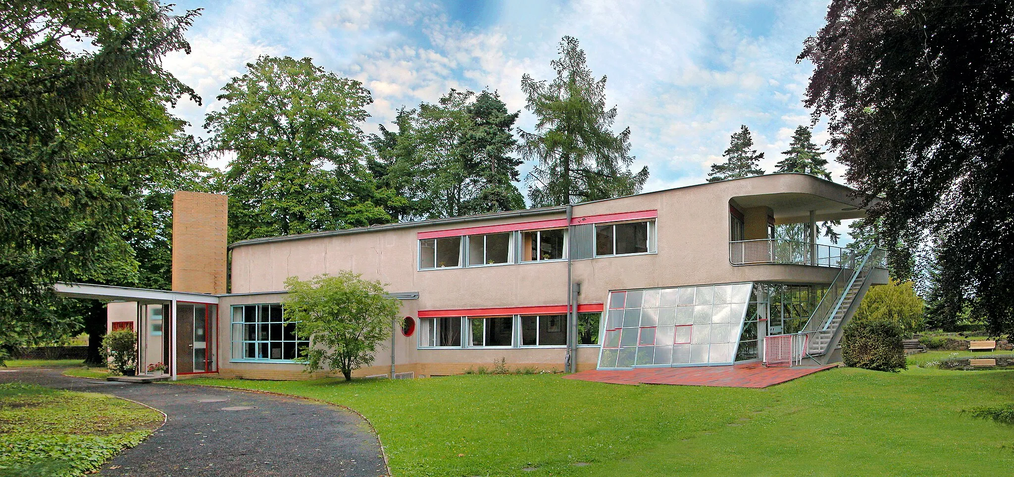 Photo showing: 10.04.1988   8700   [02708]   Löbau, Kirschallee 1:  Villa Schminke (Architekten Hans Scharoun 1930-1933).  1946: Charlotte Schminke eröffnet nach Rückgabe des Hauses ein Erholungsheim für Kinder bombengeschädigter Familien aus Dresden.    1951: Die Stadt Löbau pachtet das Haus und richtet ein Klubhaus für die FDJ ein. 1963: Das "Haus der Pioniere wird eingerichtet. August 1990 bis August 1993: Nach Auflösung des Pionierhauses betreibt die Stadt ein Freizeitzentrum für Kinder und Jugendliche, bis 2005 
führt dies der Verein "Haus Schminke" weiter. Ab Februar 2006 betreibt die Stadt das Haus wieder selbst. Als Leitbau der Moderne ist es öffentlich zugänglich.                                                                                [DSCNn4024-4025]20120609100MDR.JPG(c)Blobelt