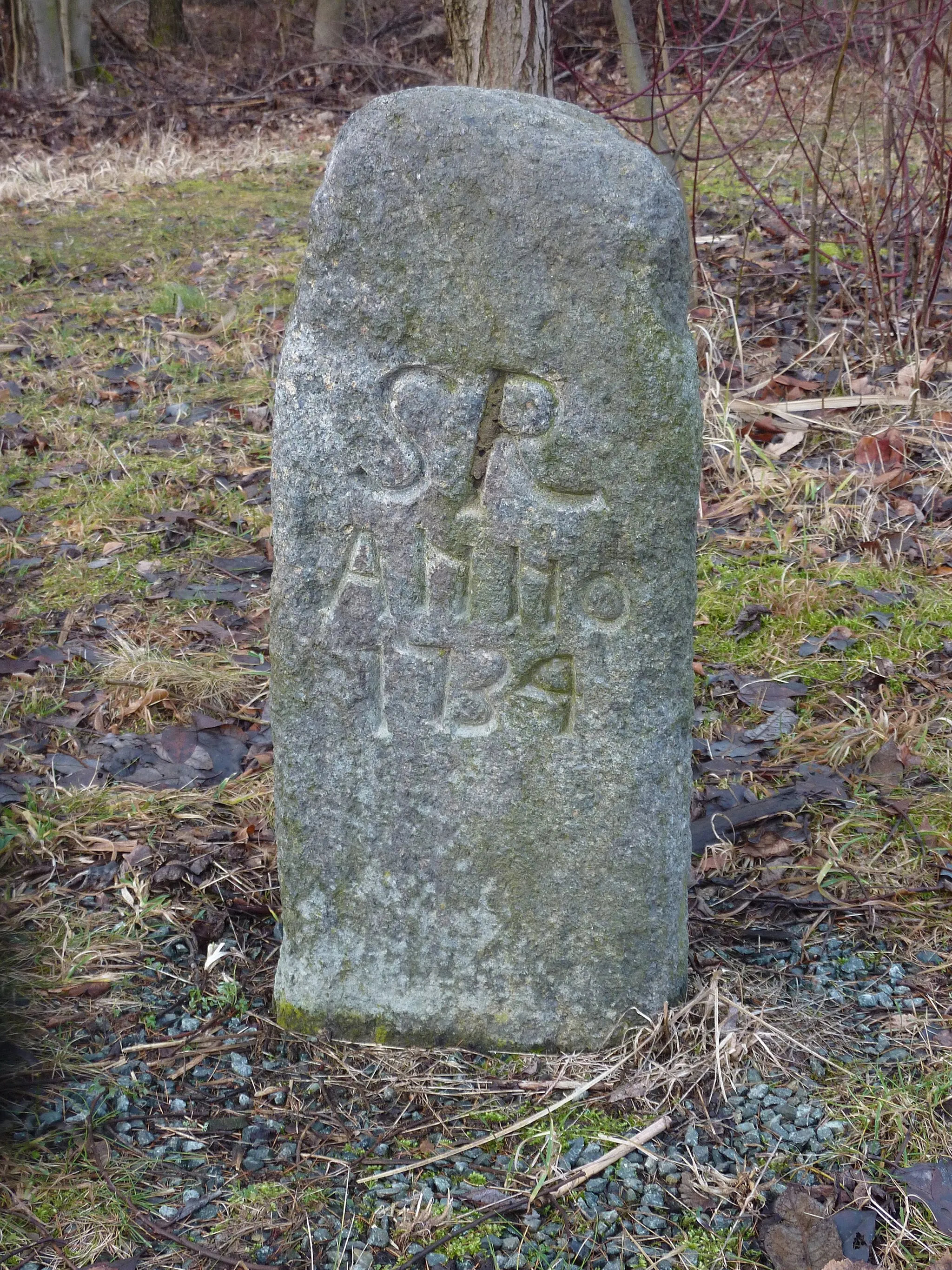 Photo showing: Historischer Grenzstein an der Stelle, an der Grundbesitz der Stadt Rumburg (Inschrift "SR Anno 1734) mit der Herrschaft Liechtenstein (Inschrift "HLS Anno 1734", Neu-Gersdorf) und der Herrschaft Oberländer (Inschrift "HOL Anno 1734", Oberleutersdorf) zusammentraf.