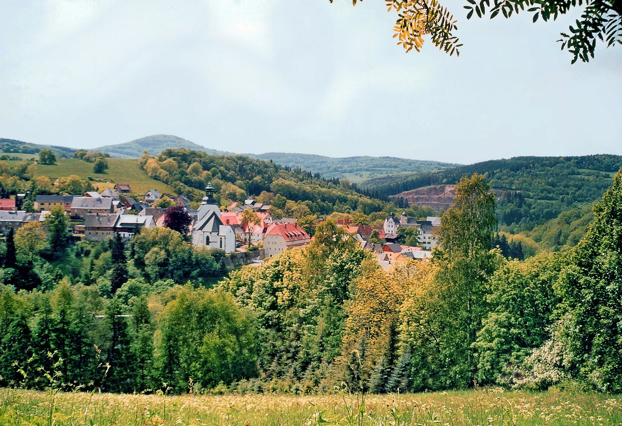 Photo showing: 26.05.2001   01788   Lauenstein (Geising): Blick von NO auf den Ort mit der Stadtkirche St. Marien (GMP: 50.783379,13.824024) und rechts dem Schloß (GMP: 50.784200,13.821239). 
Links im Hintergrund der Geising Berg (GMP: 50.771839,13.773356).                                                                                                    [F20010519A11.jpg]20010526150AR.JPG(c)Blobelt