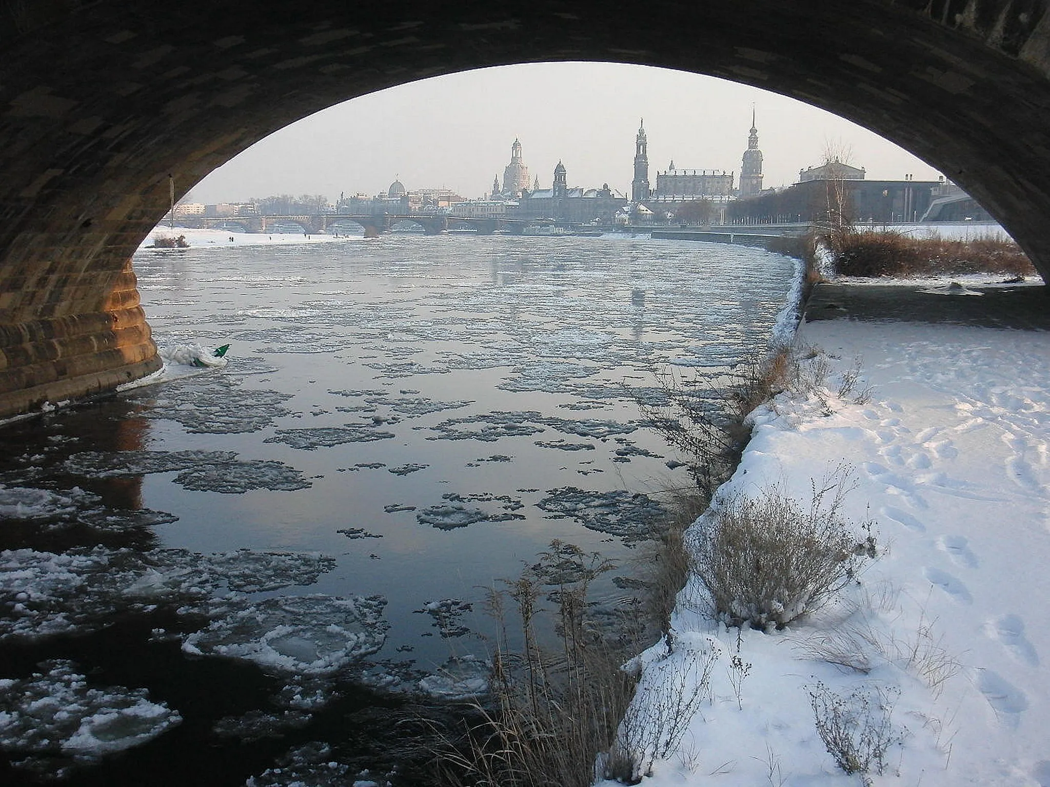 Photo showing: Dresden im Winter, Blick unter der Marienbrücke zur Stadt