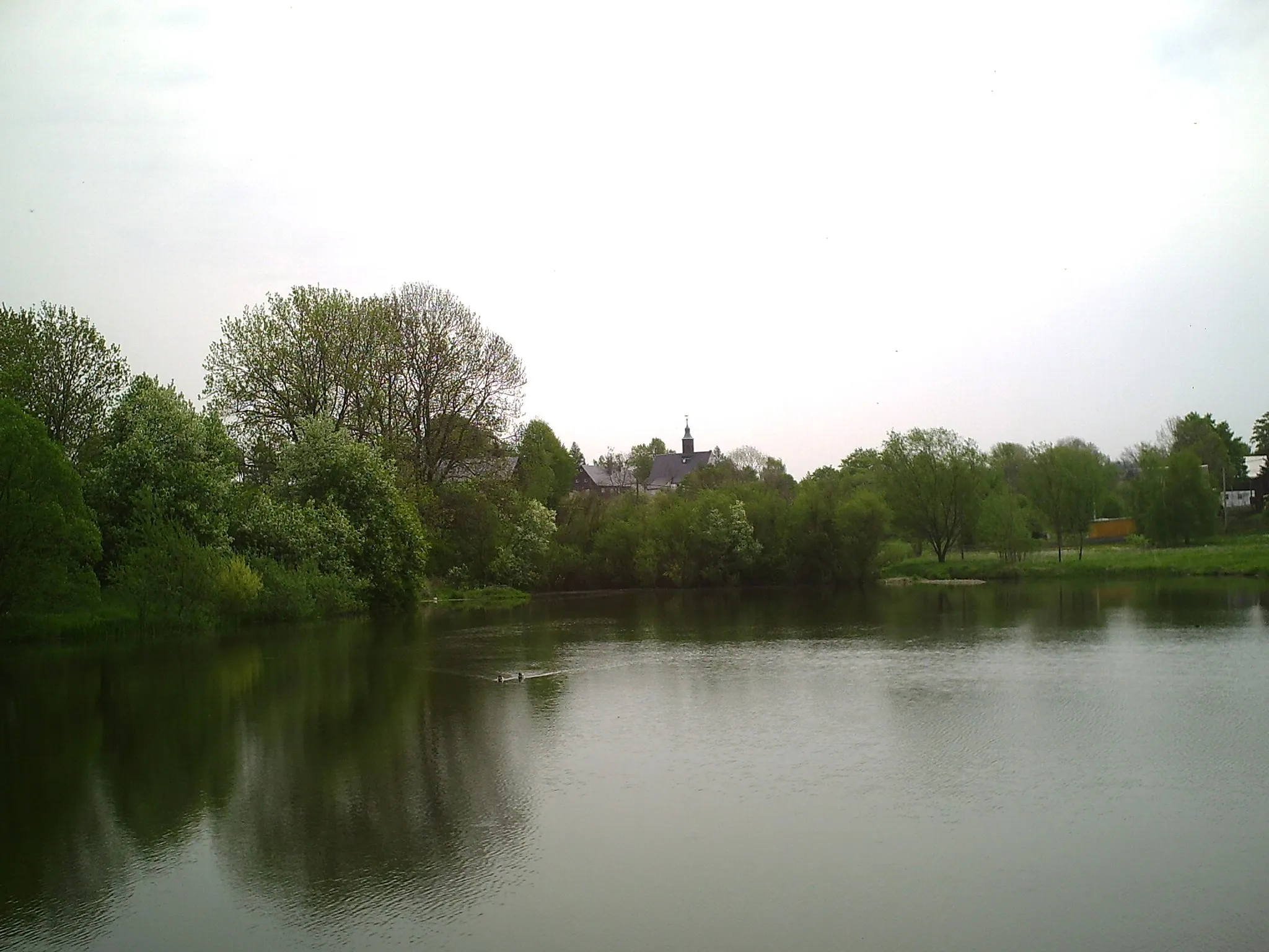 Photo showing: Unterer Dorfteich, im Hintergrund die Kirche