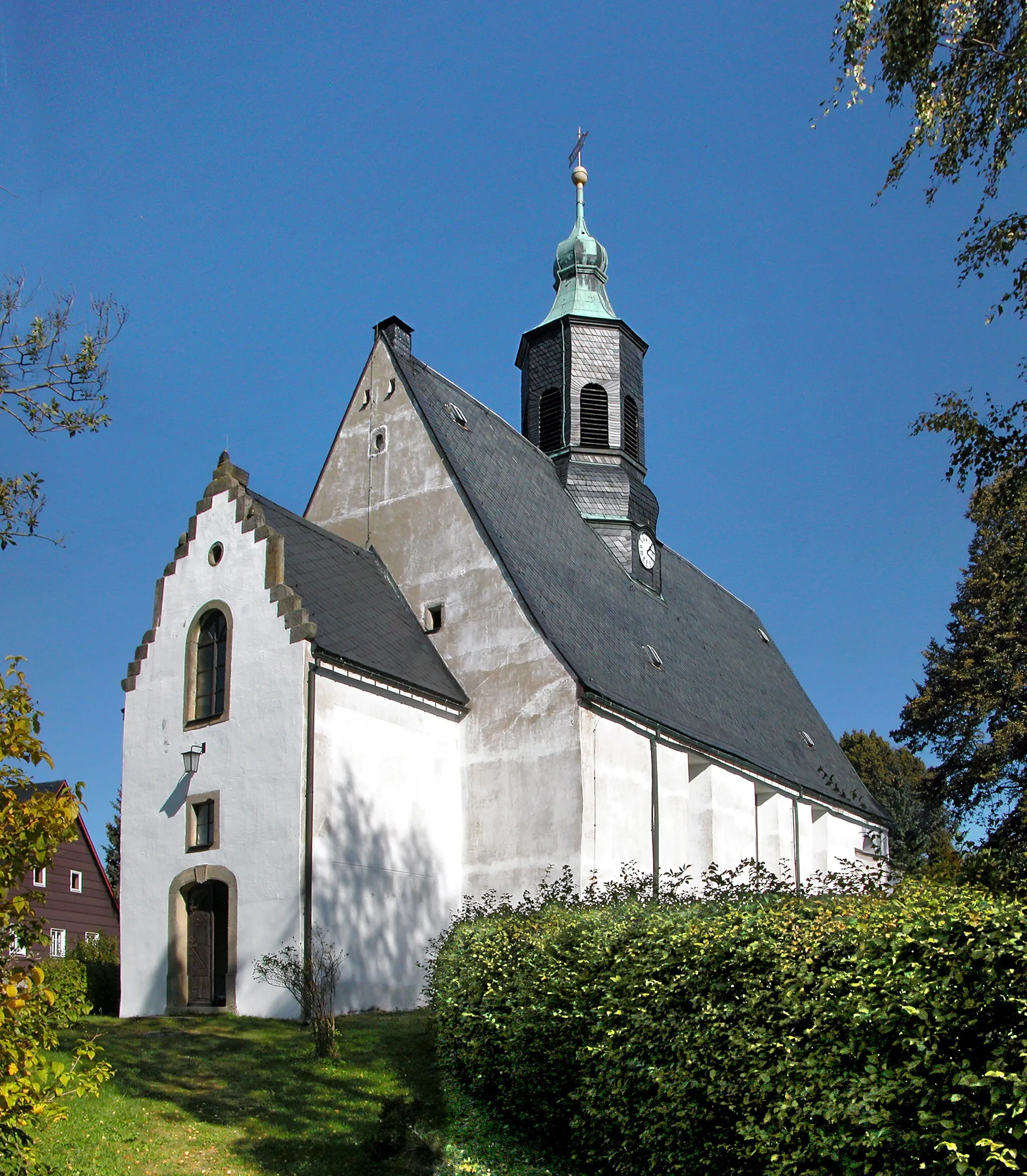 Photo showing: 06.10.2011   01778    Liebenau (Altenberg), Hauptstraße 14: Die romanische Dorfkirche "Zu den 12 Aposteln" (GMP: 50.793799,13.840067) ist der vermutlich älteste Sakralbau der Region. Sicht von Südwesten.                                                 [DSCNn2860-2861.TIF]20111006320MDR.JPG(c)Blobelt