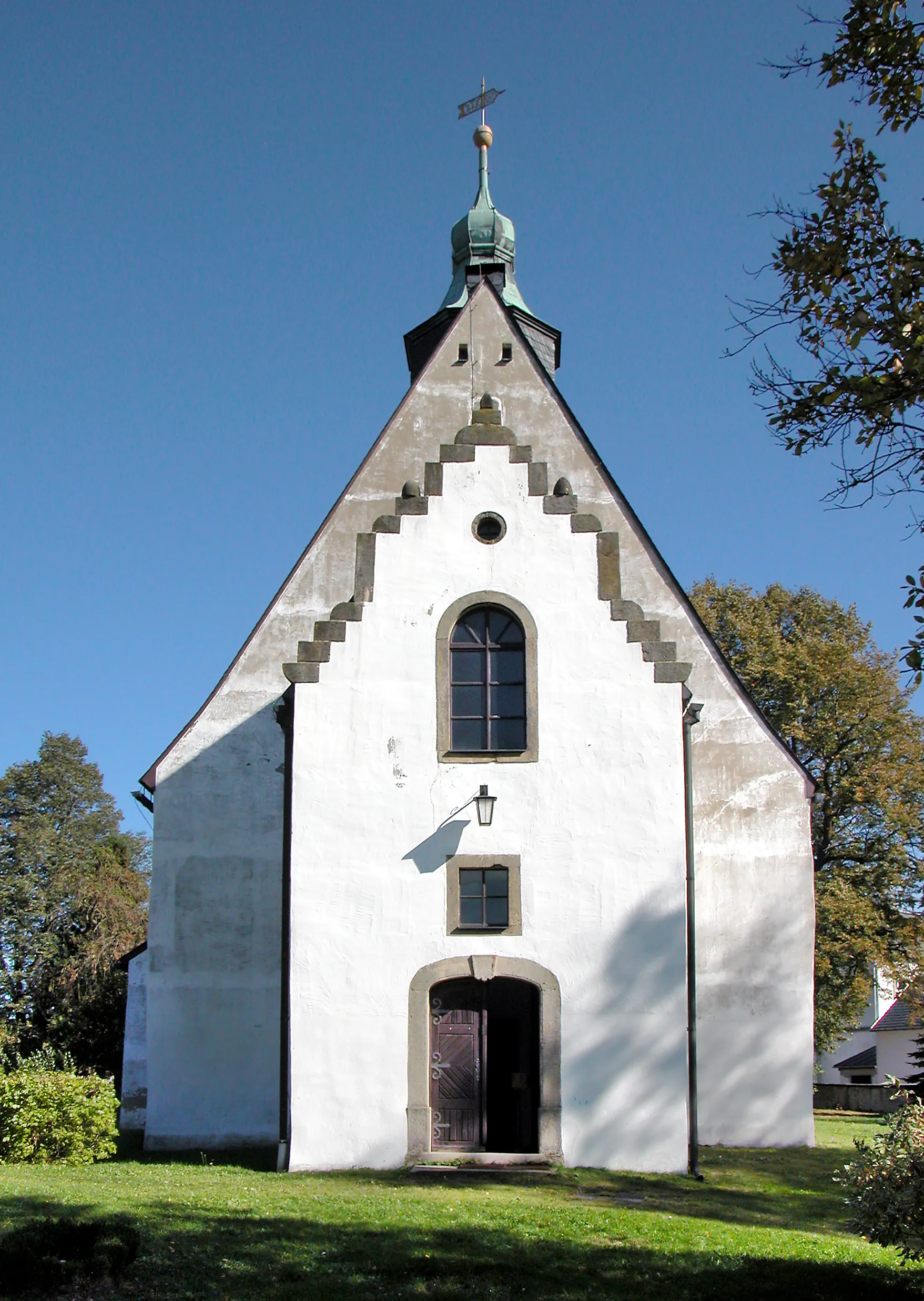 Photo showing: 06.10.2011   01778    Liebenau (Altenberg), Hauptstraße 14: Die romanische Dorfkirche "Zu den 12 Aposteln" (GMP: 50.793799,13.840067) ist der vermutlich älteste Sakralbau der Region. Sicht von Westen.                                                                                                   [DSCNn2872.TIF]20111006325DR.JPG(c)Blobelt