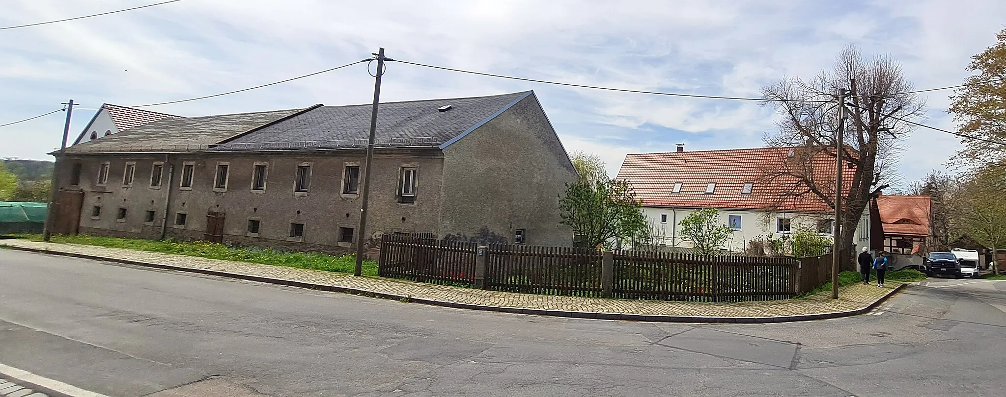 Photo showing: Denkmalgeschütztes Wohnhaus, Seitengebäude, Scheune und Hofeinfahrt eines Dreiseithofes. Podemuser Hauptstraße 7, Dresden-Podemus