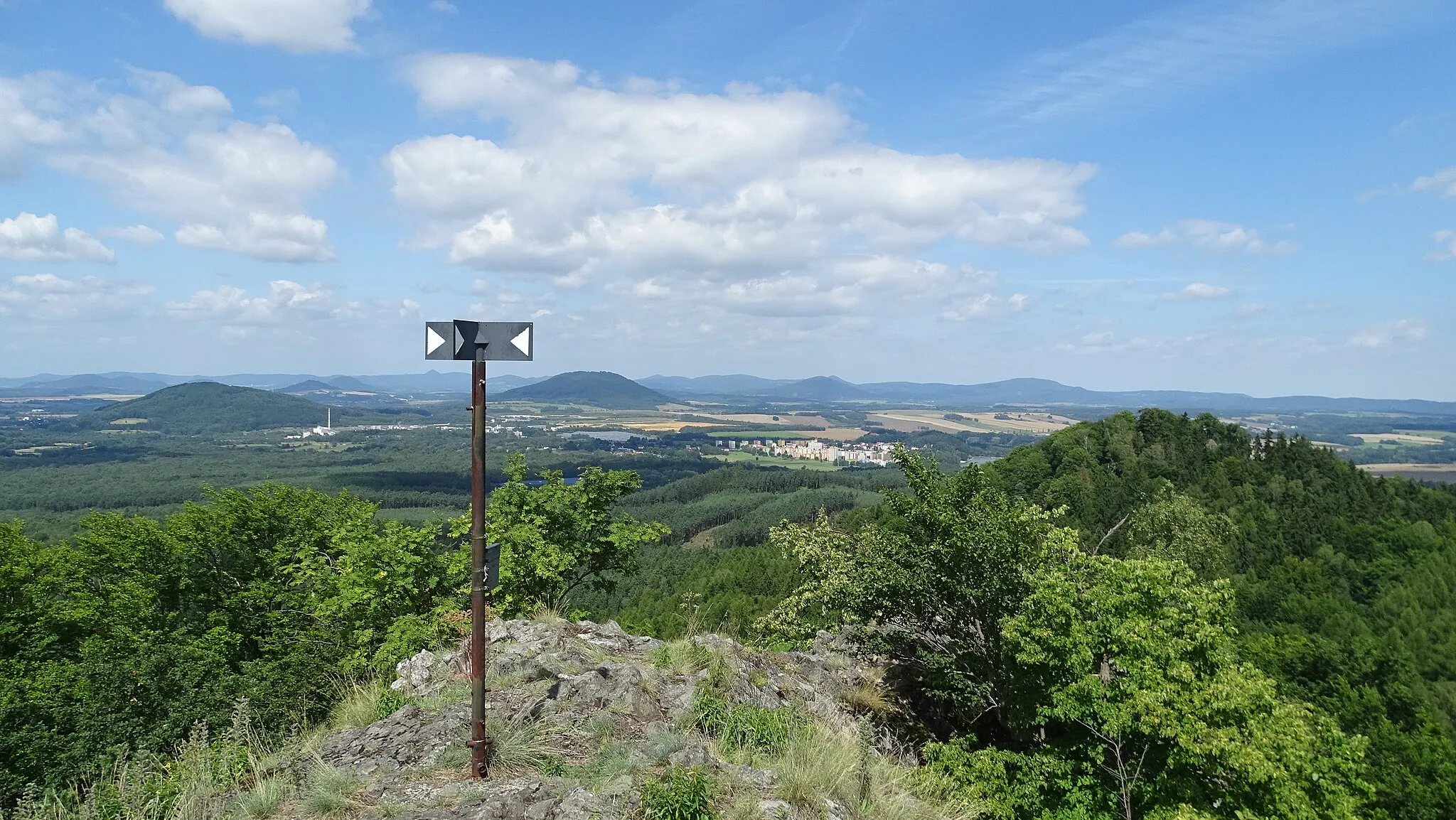 Photo showing: View from Velký Jelení vrch into Ralsko Mountains (Ralská pahorkatina) with the town of Mimoň in the foreground.