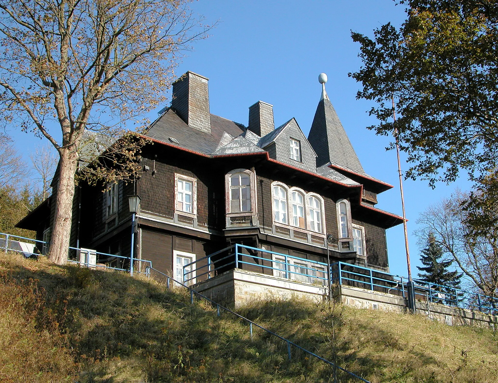 Photo showing: 22.10.2011  01773  Rehefeld-Zaunhaus (Altenberg Sachs.): Jagdschloß Rehefeld, Talstraße 1 (GMP: 50.730679,13.701536). Die Schloßanlage war 1869 ein Geschenk der Kronprinzessin Carola von Sachsen an ihren Ehemann, den Kronprinzen Albert von Sachsen. Ab 1824 im Besitz der Dresdner Freimaurerloge, die sich 1933 gezwungen sah, das Jagdschloss an die Frontkämpferorganisation Stahlhelm zu verpachten. Ab 1935 als Pension im Besitz von Prinz Friedrich Christian von Sachsen. 1937 Umbau nach den Plänen des Architekten Ulrich und des Kunstmalers Heinrich Bickel zum Jagdhotel. Ab 1942  Reservelazarett der Wehrmacht. In der DDR-Zeit Ferienheim. Nach der Wende zunächst  Fortbildungs- und Tagungsstätte der LandesPolizeischule Sachsen. 2012 privatisiert. Hier die Sicht  von Süden.                                                                                                                  [DSCNn2949.TIF]20111022220DR.JPG(c)Blobelt