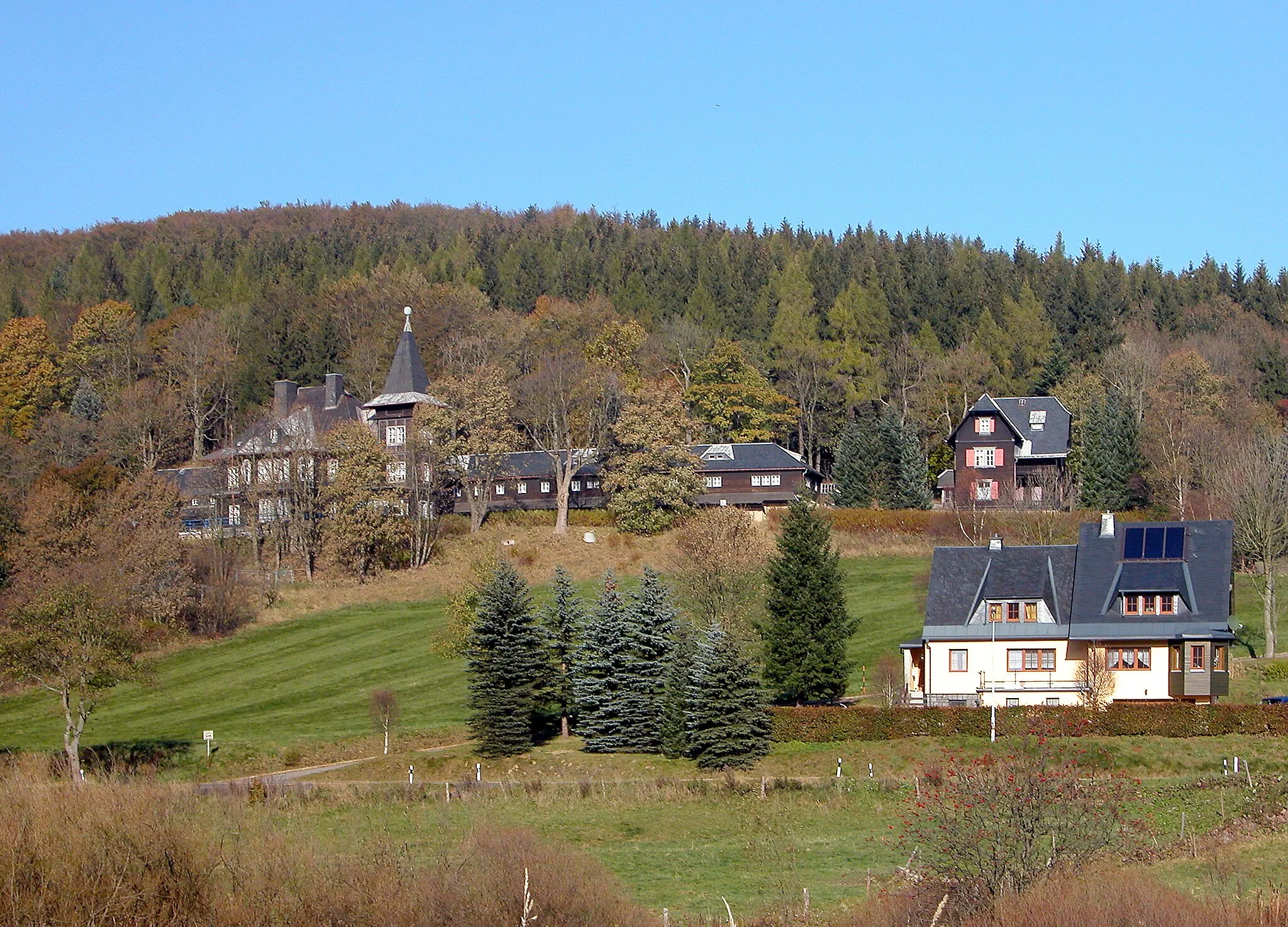 Photo showing: 22.10.2011  01773  Rehefeld-Zaunhaus (Altenberg Sachs.): Jagdschloß Rehefeld, Talstraße 1 (GMP: 50.730679,13.701536). Die Schloßanlage war 1869 ein Geschenk der Kronprinzessin
Carola von Sachsen an ihren Ehemann, den Kronprinzen Albert von Sachsen. Ab 1824 im Besitz der Dresdner Freimaurerloge, die sich 1933 gezwungen sah, das Jagdschloss an die 
Frontkämpferorganisation Stahlhelm zu verpachten. Ab 1935 als Pension im Besitz von Prinz Friedrich Christian von Sachsen. 1937 Umbau nach den Plänen des Architekten Ulrich und des 
Kunstmalers Heinrich Bickel zum Jagdhotel. Ab 1942  Reservelazarett der Wehrmacht. In der DDR-Zeit Ferienheim. Nach der Wende zunächst  Fortbildungs- und Tagungsstätte der Landes-

Polizeischule Sachsen. 2012 privatisiert. Hier die Sicht aus dem Ort von Süden.                                                                                              [DSCNn2937.TIF]20111022200DR.JPG(c)Blobelt