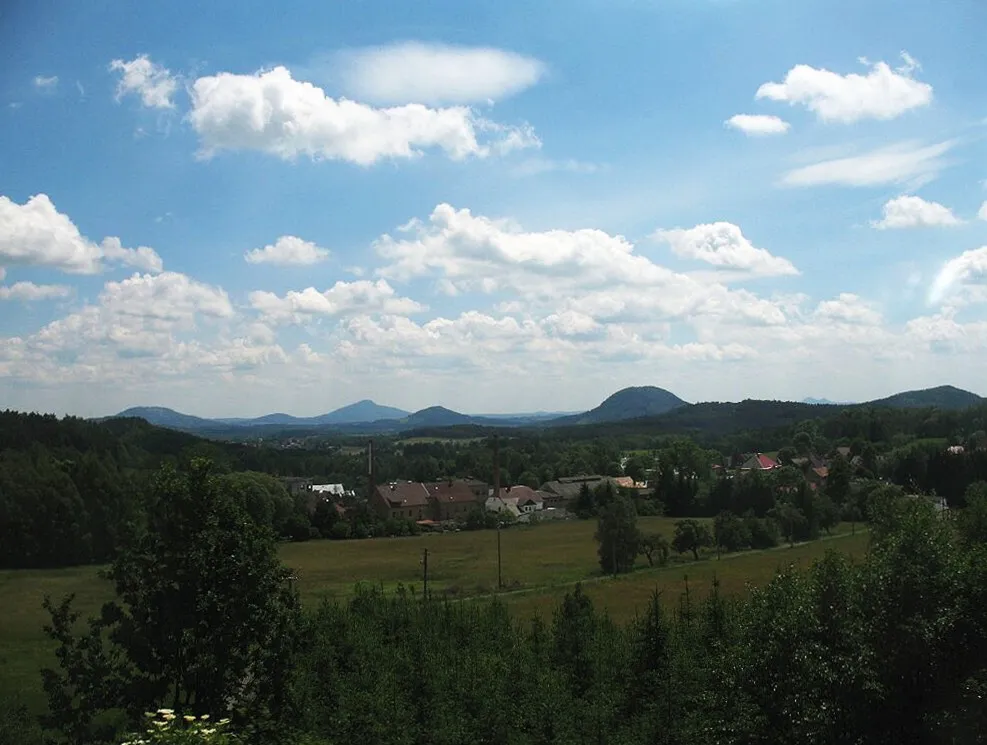 Photo showing: Pohled k jihovýchodu, na obzoru vrchy Tlustec, Ralsko, Ortel a Bezděz