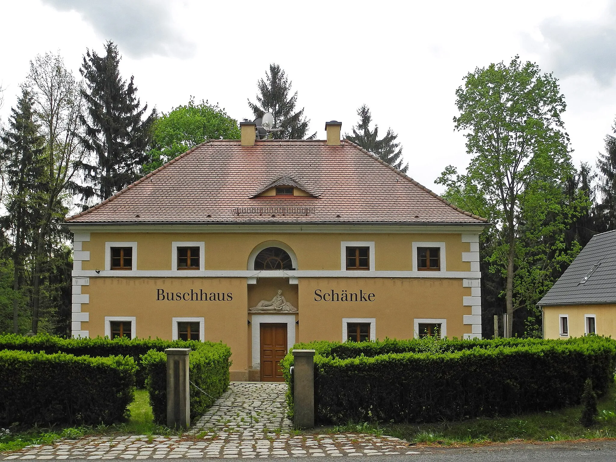 Photo showing: Buschhaus I (Schänke) in Reinhardtsgrimma, Grimmsche Hauptstr. 1-2 (urspr. zum Schloss gehörend)