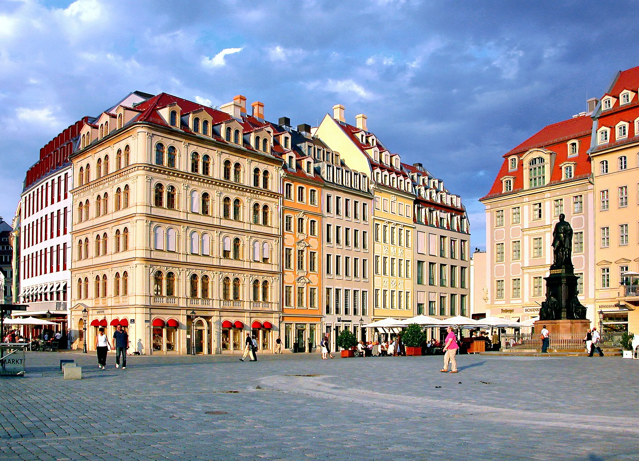 Photo showing: 07.06.2008   01067  Dresden Neumarkt:Platzansicht von West nach Ost über den Neumarkt. V.l.n.r.:- An der Frauenkirche 22 (ehemals "Hotel Fürst Bismarck"). Moderner Neubau 2008 - Eckhaus Neumarkt 4 entstand erst im 19. Jh. und stammt von einem unbekannten Architekten um 1850 in oberitalienischen Renaissance. Im EG Juwelier Wempe - Neumarkt 5: Ein komplizierte Baugeschichte hat das Haus Neumarkt 5/6 hinter sich. Die linken, drei Fensterachsen umfassende Haushälfte (Neumarkt 5) wurde 1730 Barock errichtet und nach dem Siebenjährigen Krieg wieder aufgebaut. 1790 hat man die beiden Häuser Neumarkt 5 und 6 zu einem vereinigt. Zwischen 1820 und 1830 kam ein Geschoßhinzu. 		- Neumarkt 6: Ein in der Planungsphase heftig mstrittener Neubau der Architektin Heike Böttcher, hier in der überarbeiteten Fassung. Neubau 2008 - Neumarkt 7: Historischer barocker Nachbau 2008 - Haus Landhausstraße 1: Moderner Neubau 2008. Die zusammengehörenden Hauseinheiten Landhausstraße 1 und Neumarkt 7 sollen als Ärztehaus genutzt werden. Landhausstraße 1 erhält eine Rasterfassade mit raumhohen Fenstern. Das Mansarddach wird dreigeschossig ausgebaut.- Auf der anderen Straßenseite, weiter rechts im Bild: Neumarkt 8 / Ecke Landhausstraße. Bis 1945 die Salomonis-Apotheke. Gaststätte "Freiberger Schankhaus". Davor das 		Denkmal für Friedrich August II. - Angeschnitten: Neumarkt 9, Steigenberger Hotel de Saxe mit der Fassade des 1888 abgerissenen Original.
[DSCN33039.TIF]20080607415DR.TIF&JPG(c)Blobelt