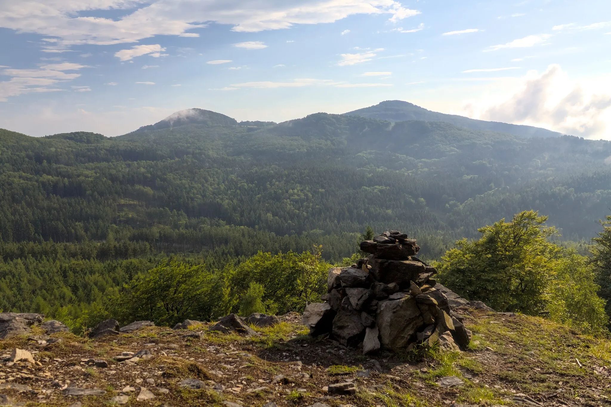 Photo showing: Pohled z Chřibského vrchu (Kamzičího vrchu) na Studenec (737 m),  Malý Javorník (vlevo, 690 m)  a Černý vrch (uprostřed, 638 m)